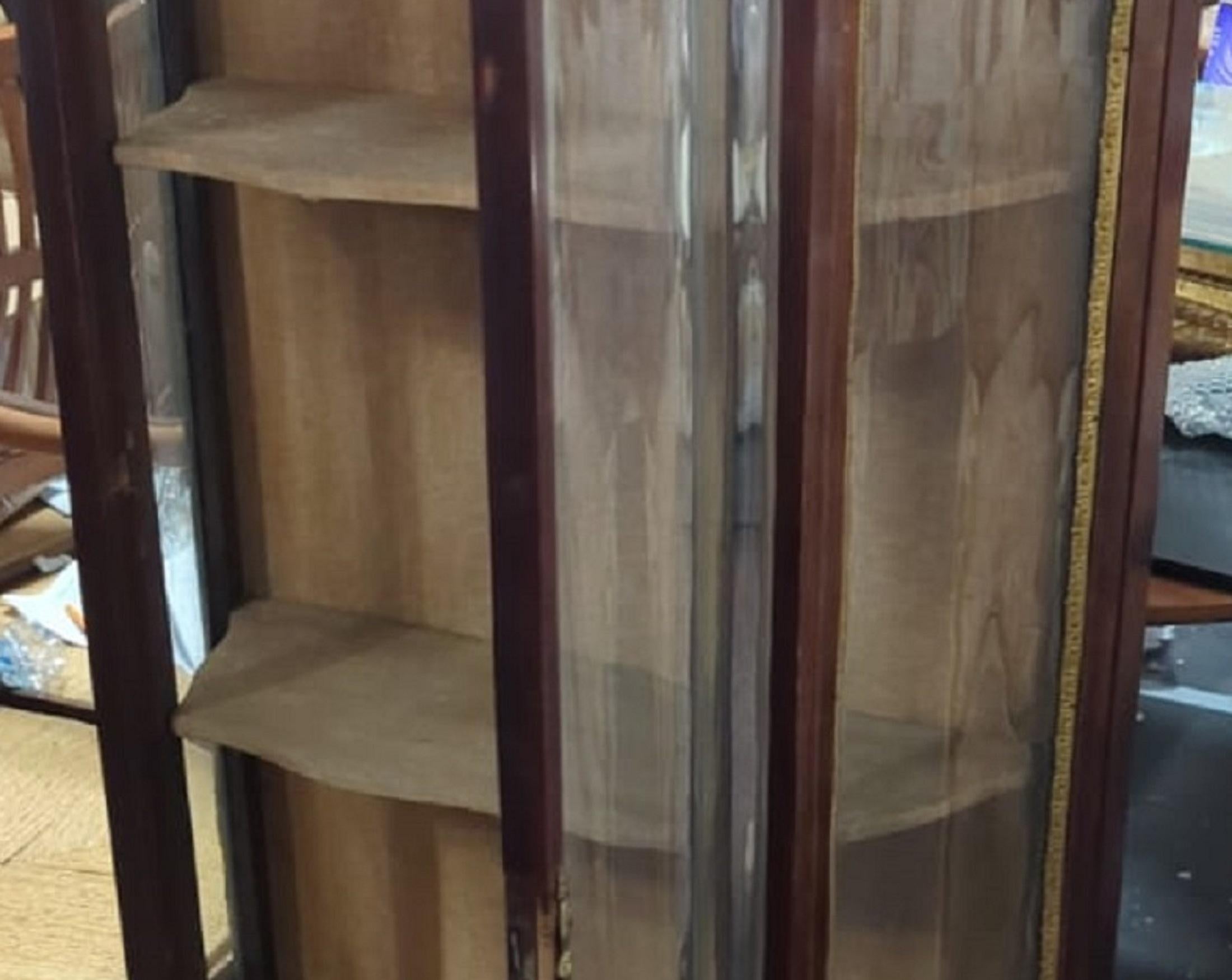 Vintage Display Cabinet is an orginal desgn furniture item realized in the Mid-20th century.

A very beautiful wood cabinet in good conditions.