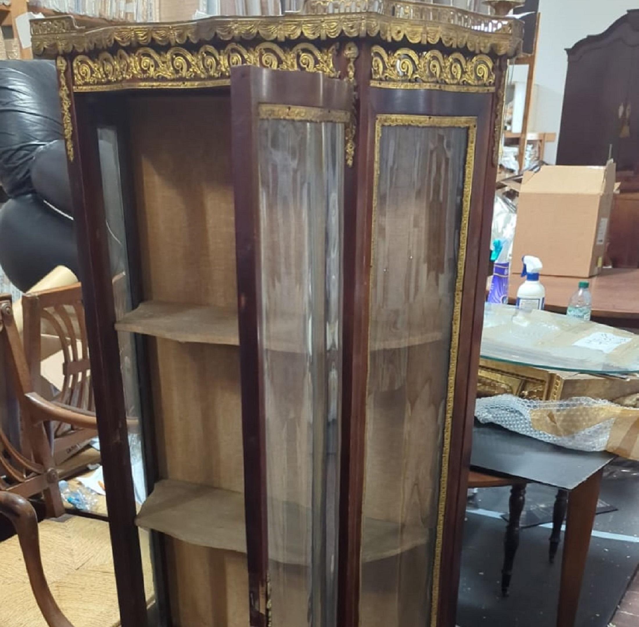 Vintage Display Cabinet In Good Condition For Sale In Roma, IT