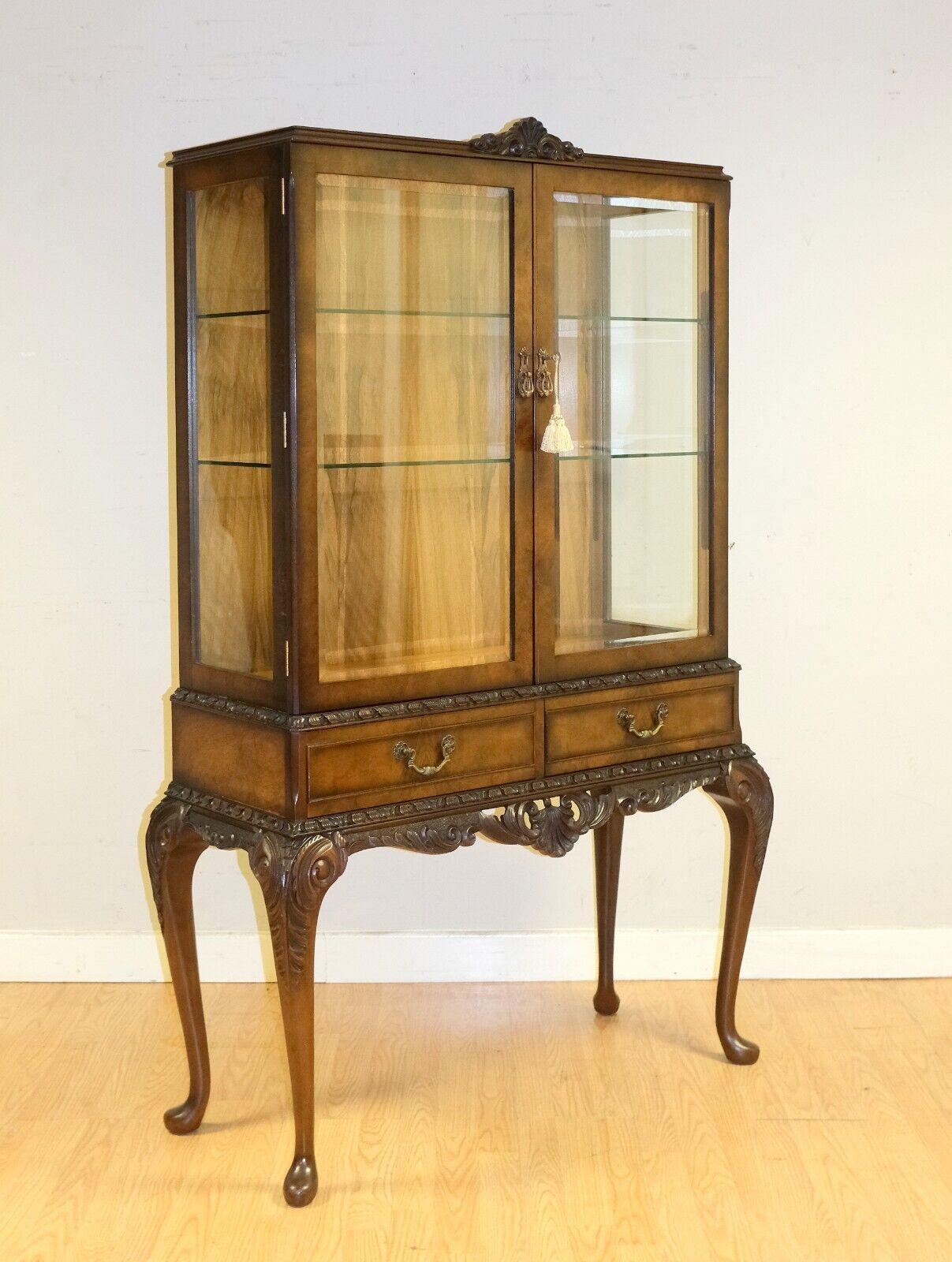 We are delighted to offer for sale this lovely English Mahogany display cabinet in Queen Ann style with original key.

The cabinet is presented with beveled glass doors and key with a superb carving around the lower and top legs and the moulded top