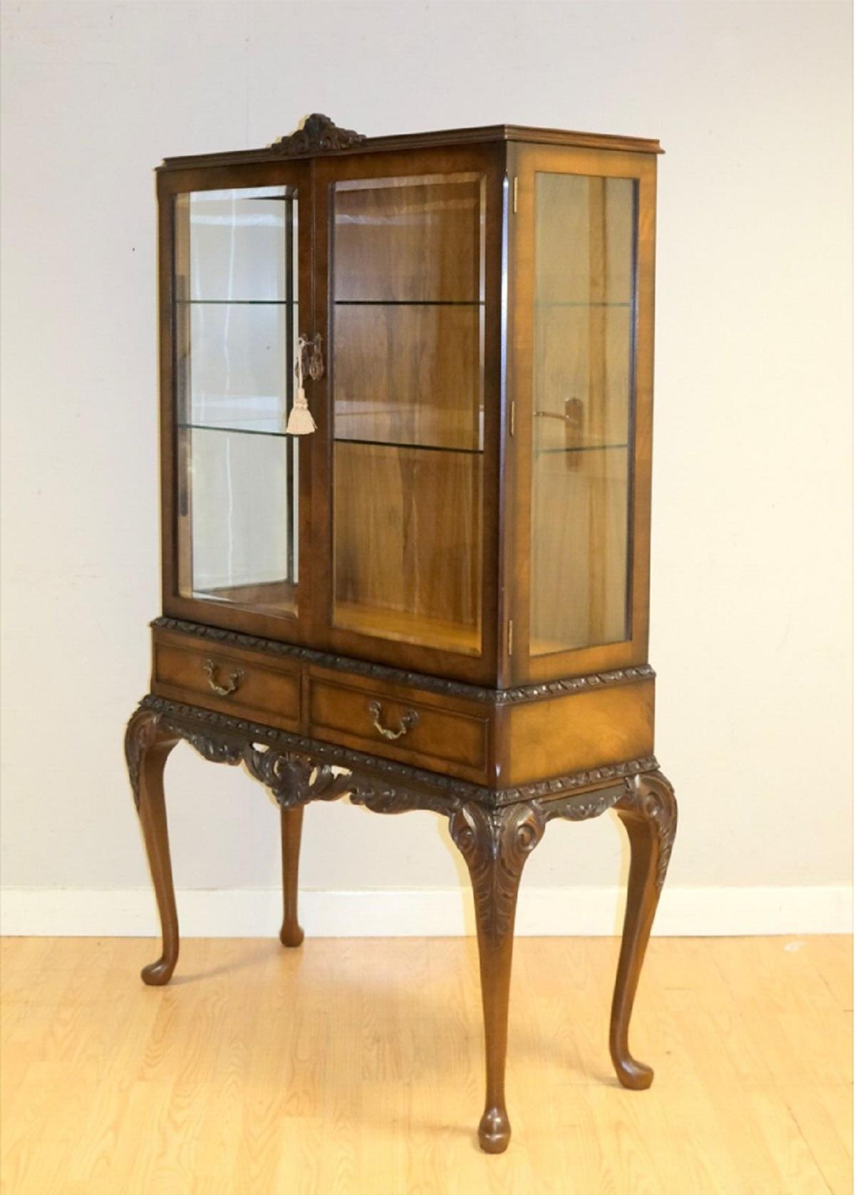 ViNTAGE DISPLAY CABINET ON QUEEN ANN Style LEGS WITH GLASS SHELVES & KEY (Queen Anne) im Angebot