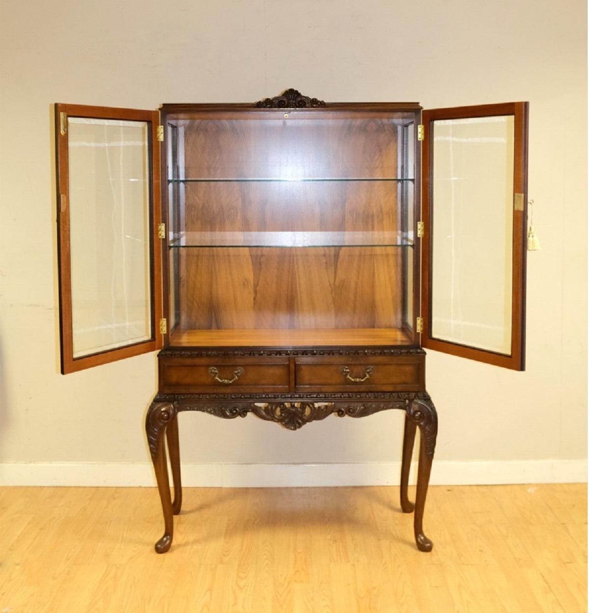 Queen Anne ViNTAGE DISPLAY CABINET ON QUEEN ANN STYLE LEGS WITH GLASS SHELVES & KEY For Sale