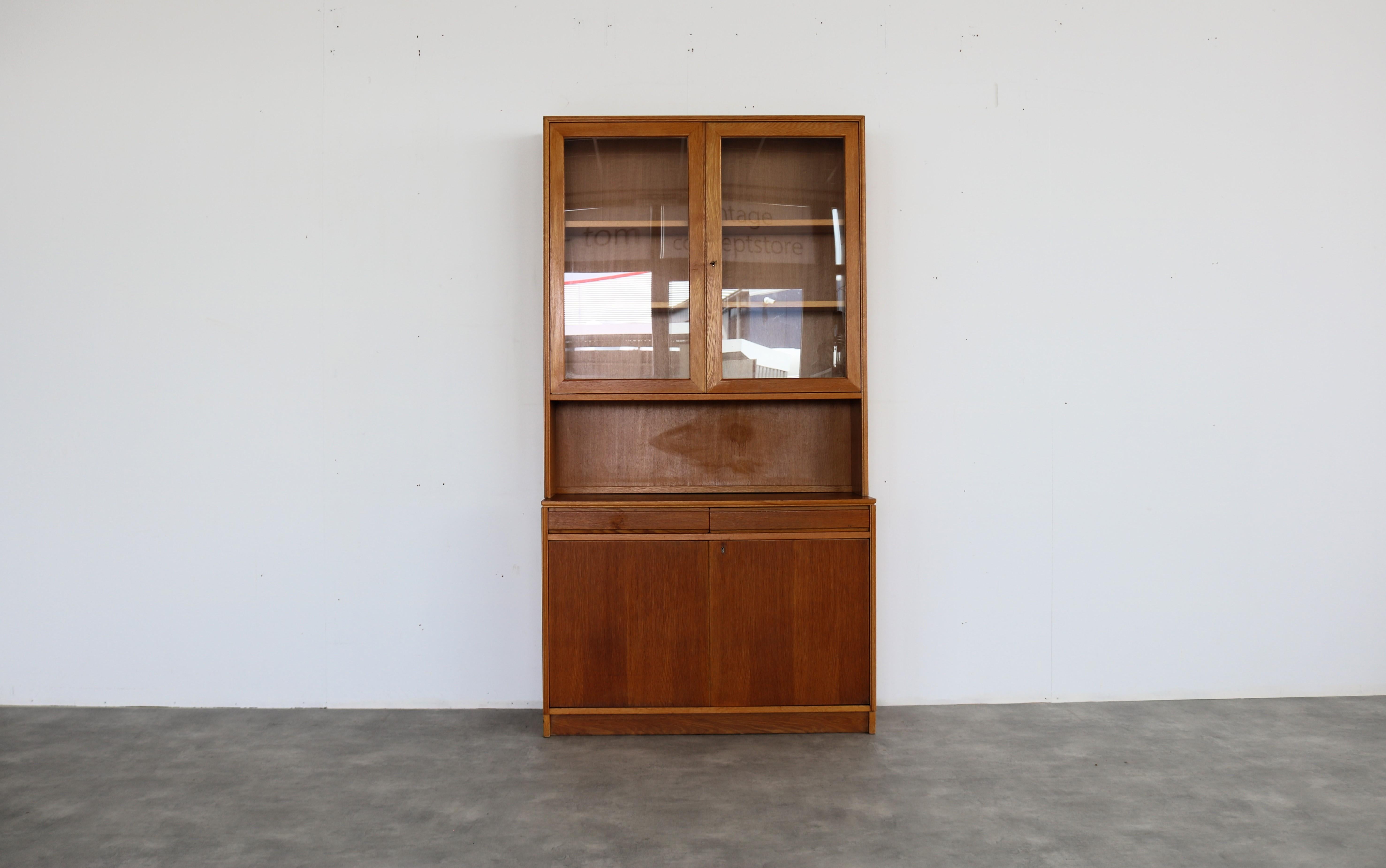 vetrina vintage  armadio a muro  60s  Svezia

periodo  60's
design  sconosciuto  Svezia
condizione  buono  leggeri segni d'uso
dimensione  189 x 100 x 42 (hxlxp)

dettagli  teak; oak; vetro; può essere combinato con armadi aggiuntivi;

numero di