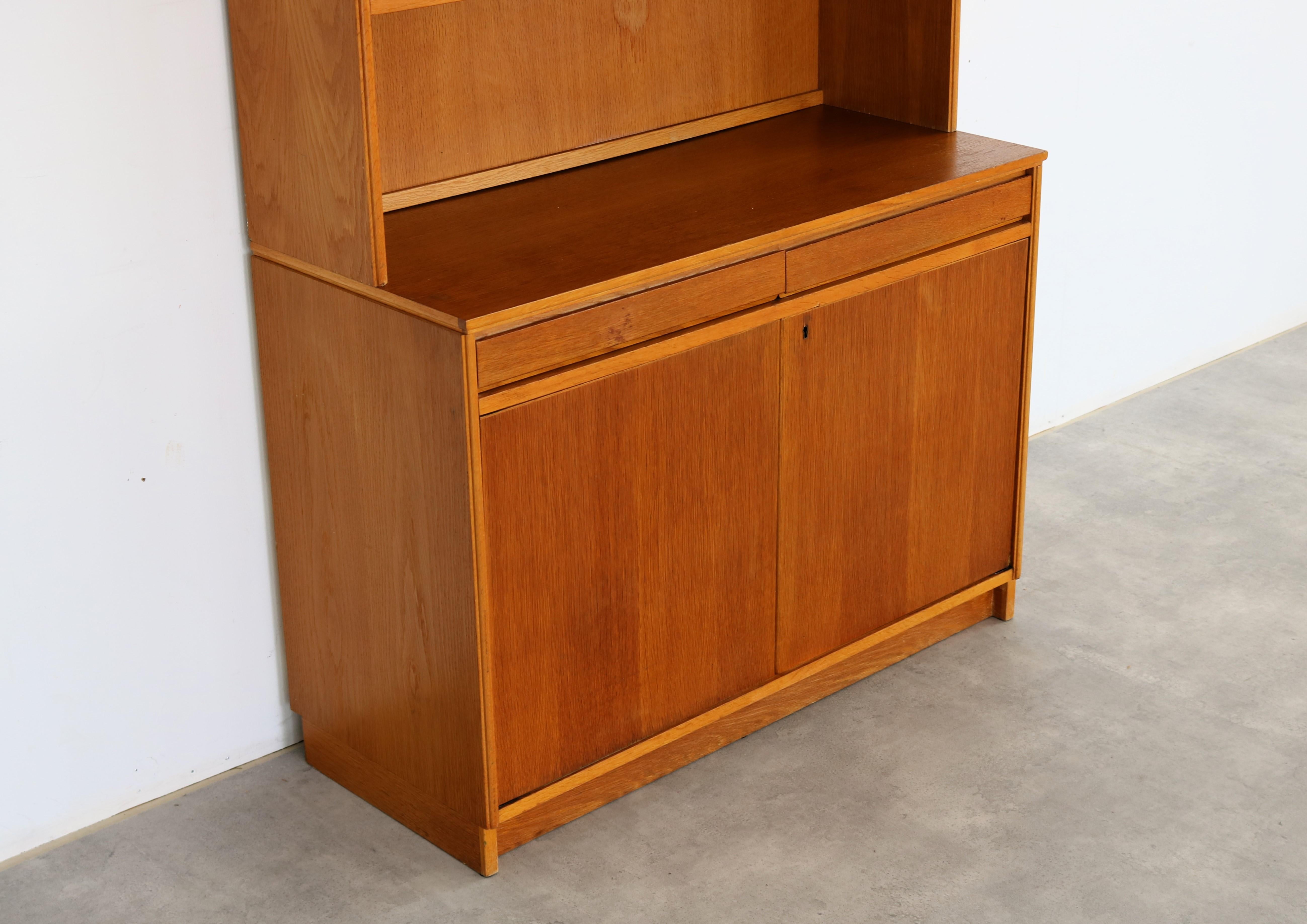 Metà XX secolo vetrina vintage  armadio a muro  60s  Svezia in vendita