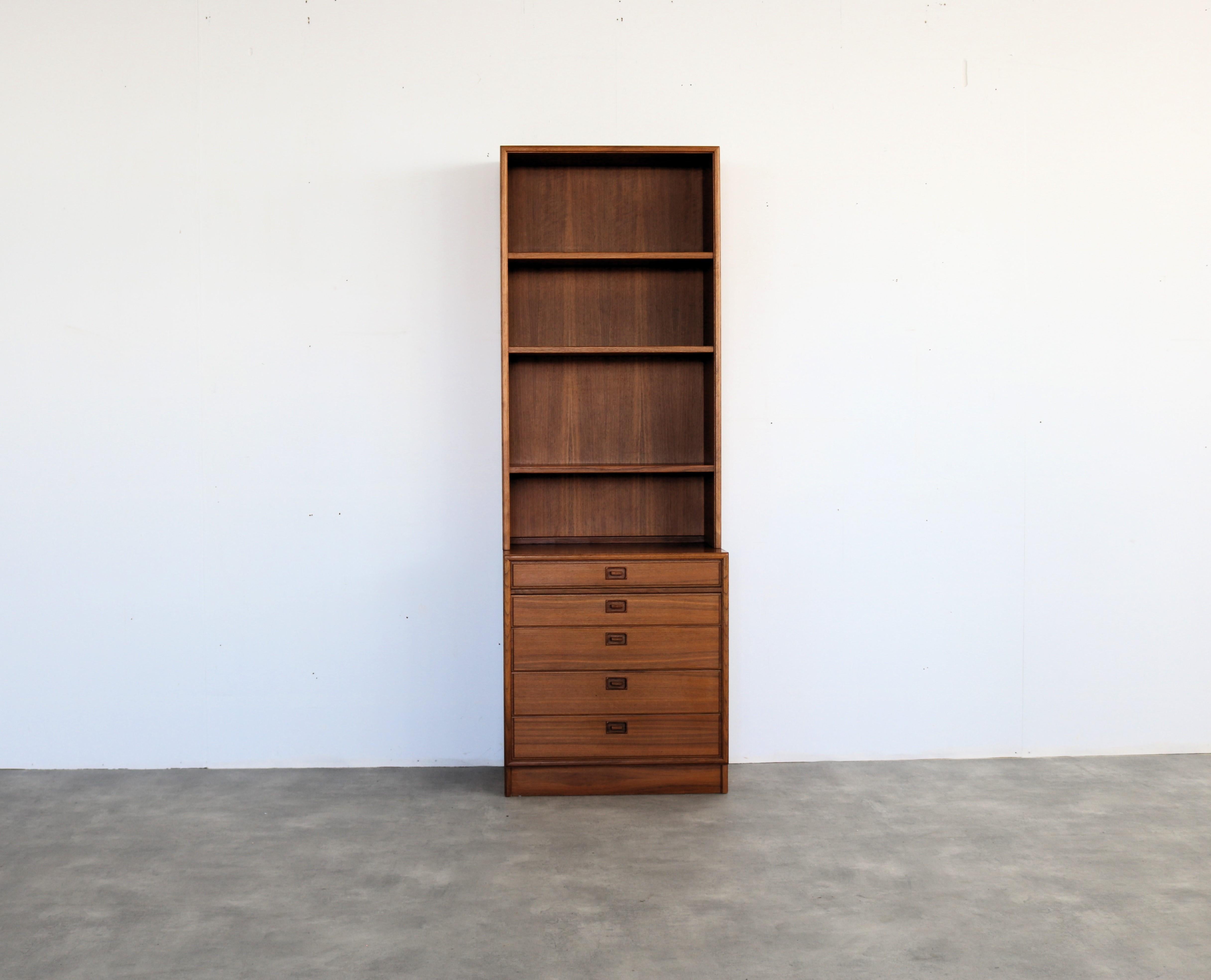Vintage-Vitrine  Hängeschrank  Oberschrank  60's

Zeitraum  60's
Entwurf  unbekannt  Schweden
Bedingung  gut  leichte Gebrauchsspuren
Größe  175 x 100 x 42 (HxBxT)
Details  Teakholz; kann mit passenden Hängeschränken kombiniert