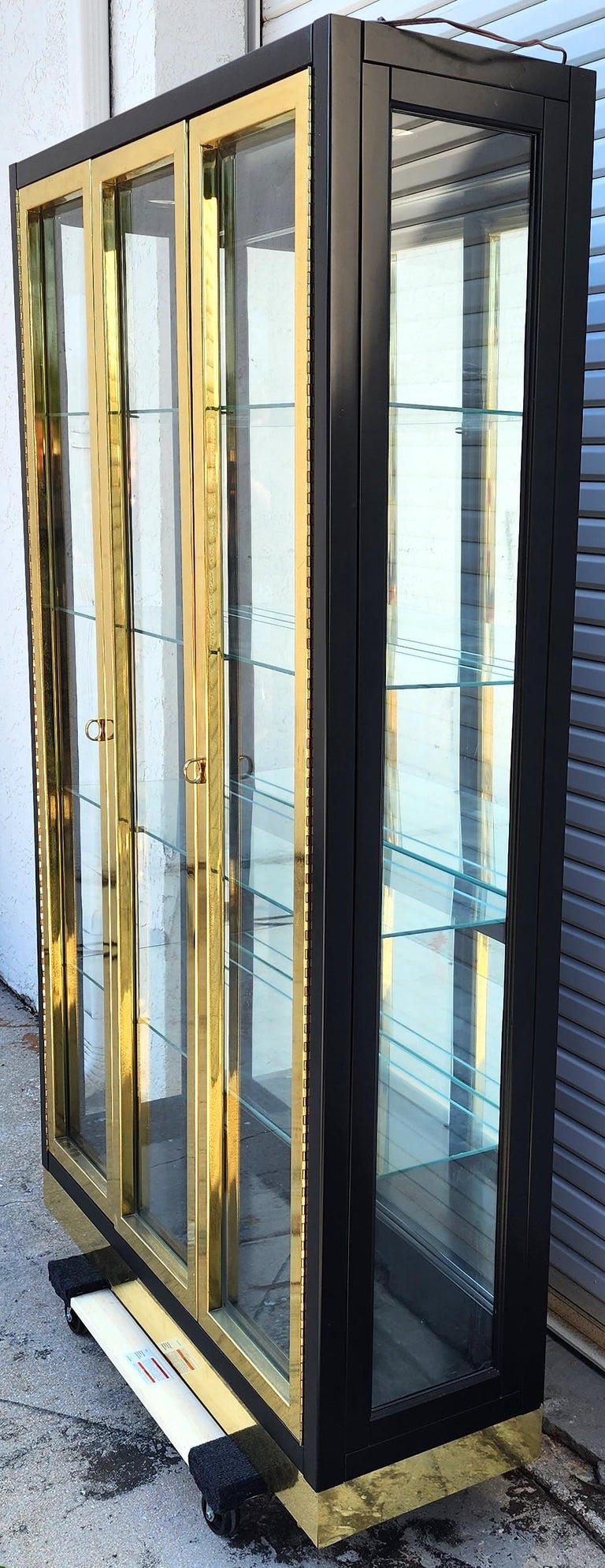 Vintage Display Case Vitrine by Henredon For Sale at 1stDibs