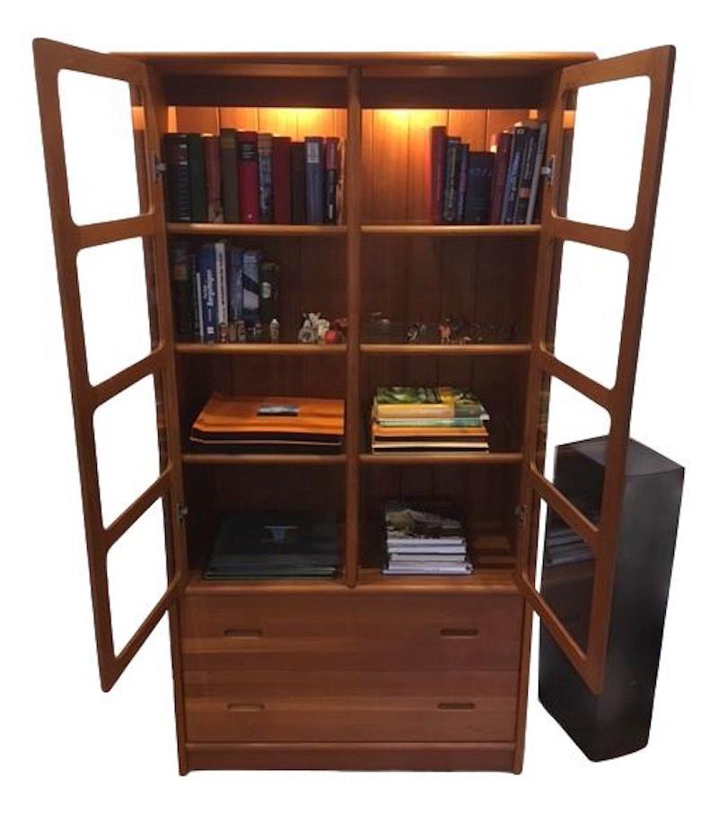 Mid-Century moderno Vetrinetta vintage di Dyrlund Denmark, anni '70 in vendita