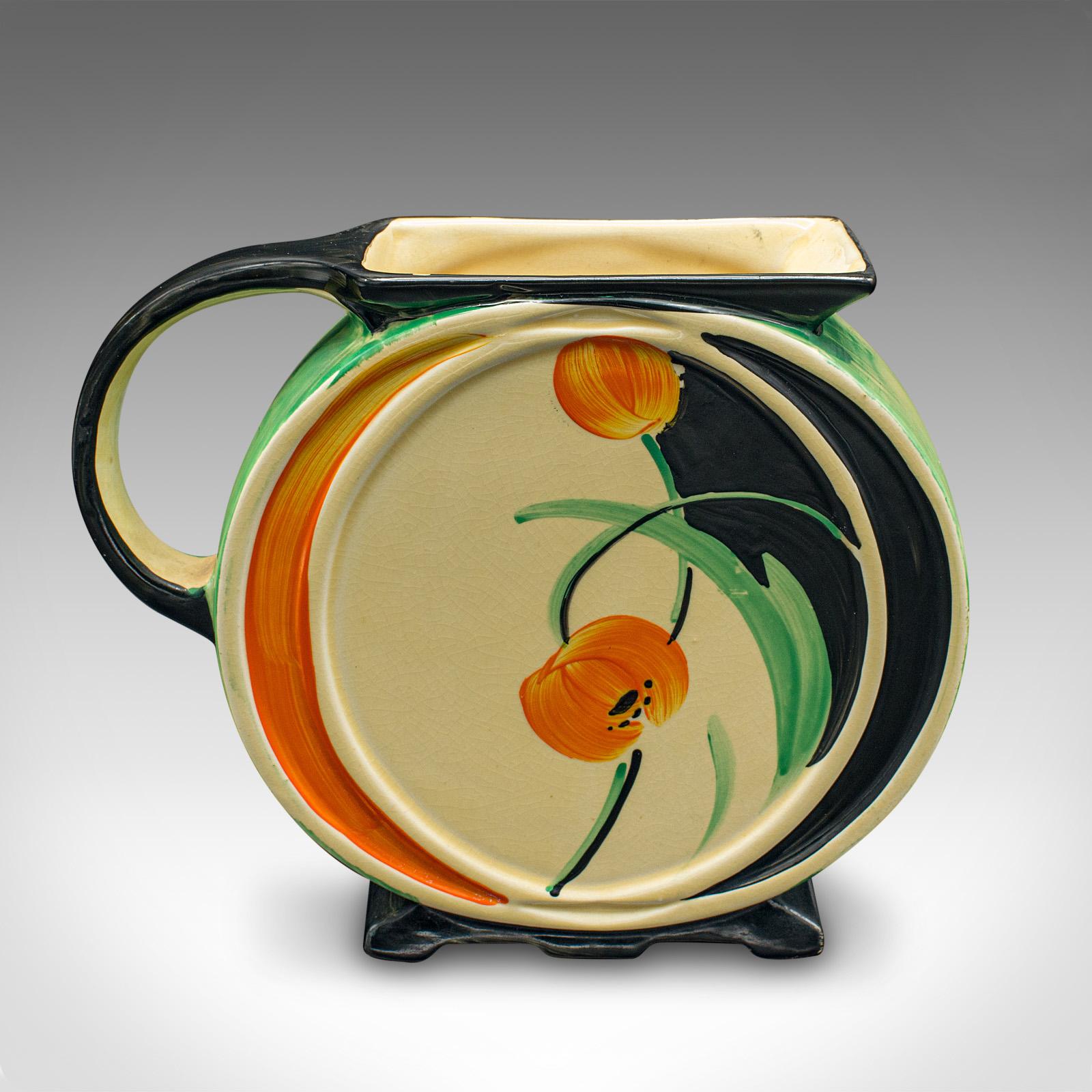 Il s'agit d'une cruche de présentation vintage. Vase anglais en céramique pour fleurs séchées, datant du début du 20e siècle, vers 1930.

Une forme fascinante et inhabituelle avec un décor joyeux
Présente une patine vieillie souhaitable sur toute sa