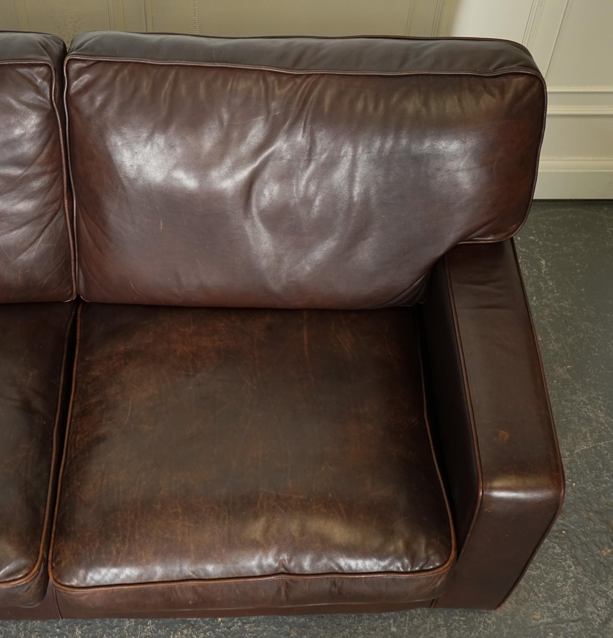 SOFÁ DE DOS A TRES PLAZAS EN CUERO MARRÓN DISTRESSED ViNTAGE en venta 2