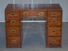 Bureau vintage de campagne militaire à deux piédestaux pour partenaires en bois d'if vieilli