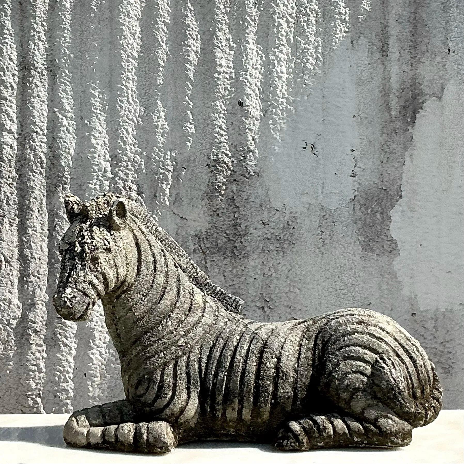 Cette sculpture zébrée vintage en béton moulé est une pièce frappante et intemporelle, présentant des textures complexes et un charme usé par le temps qui ajoute du caractère à n'importe quel espace intérieur ou extérieur. Sa fabrication détaillée