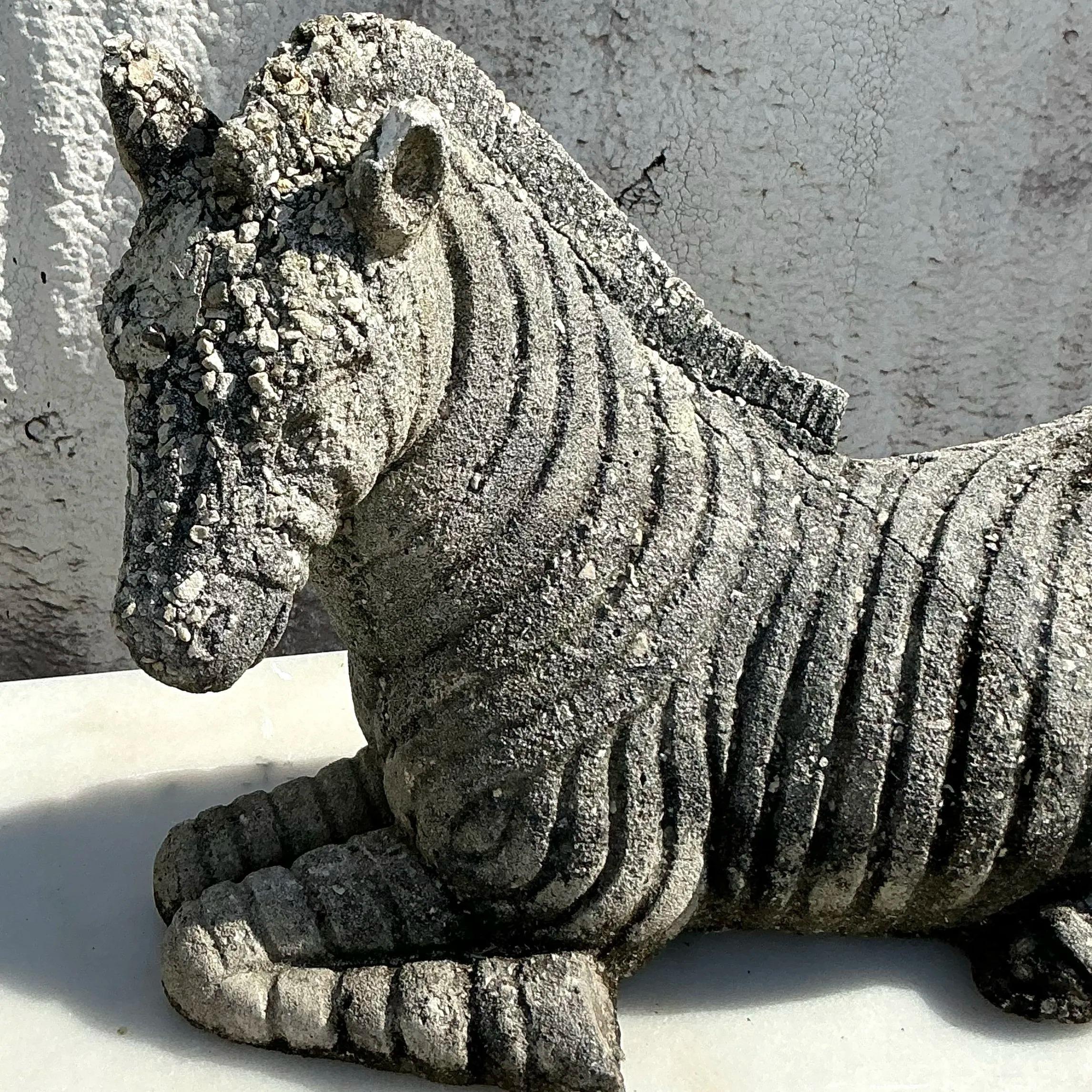 Zebra vintage en béton moulé vieilli Bon état - En vente à west palm beach, FL