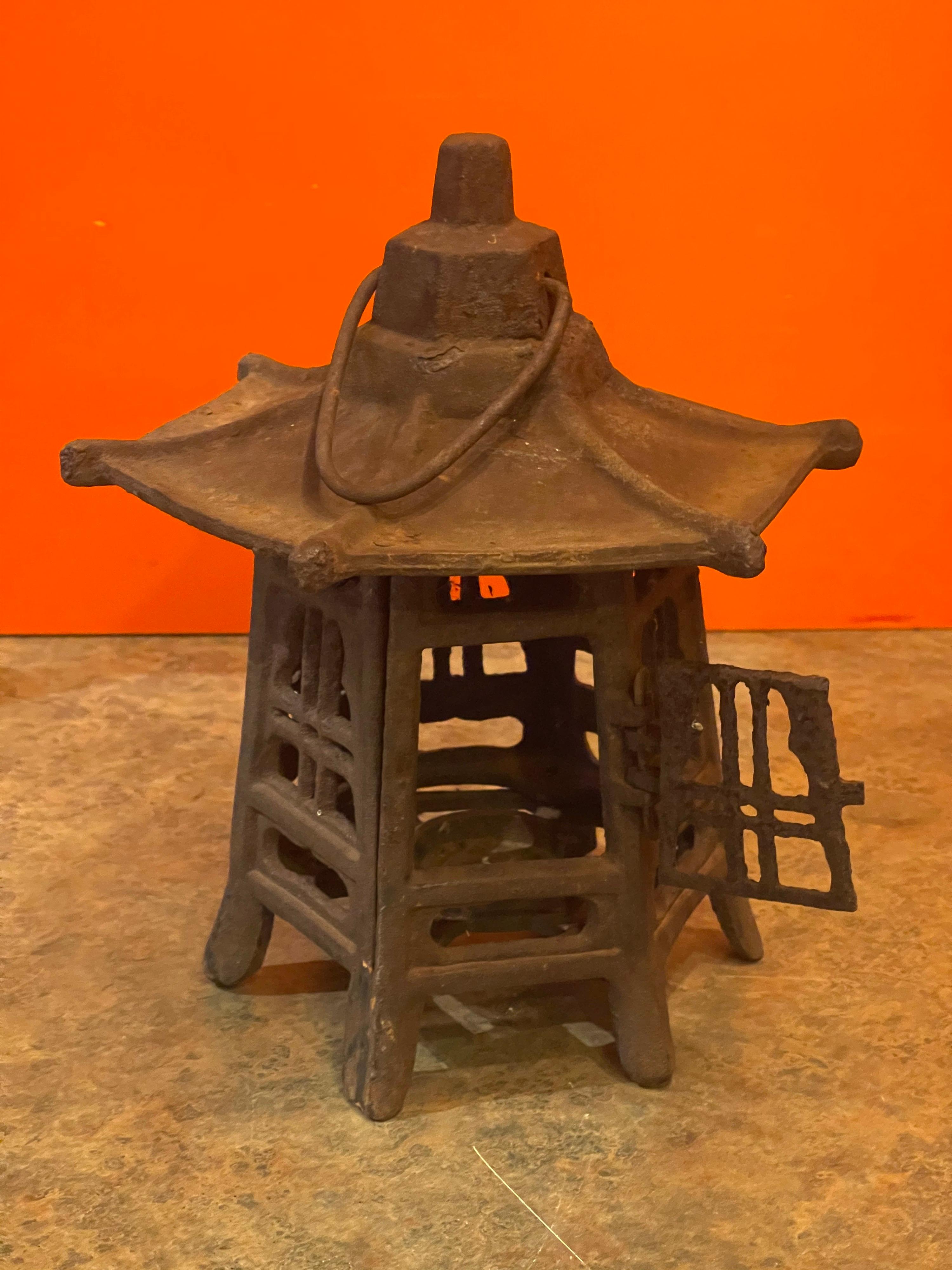 Mid-Century Modern Lanterne de pagode japonaise en fonte vieillie en vente