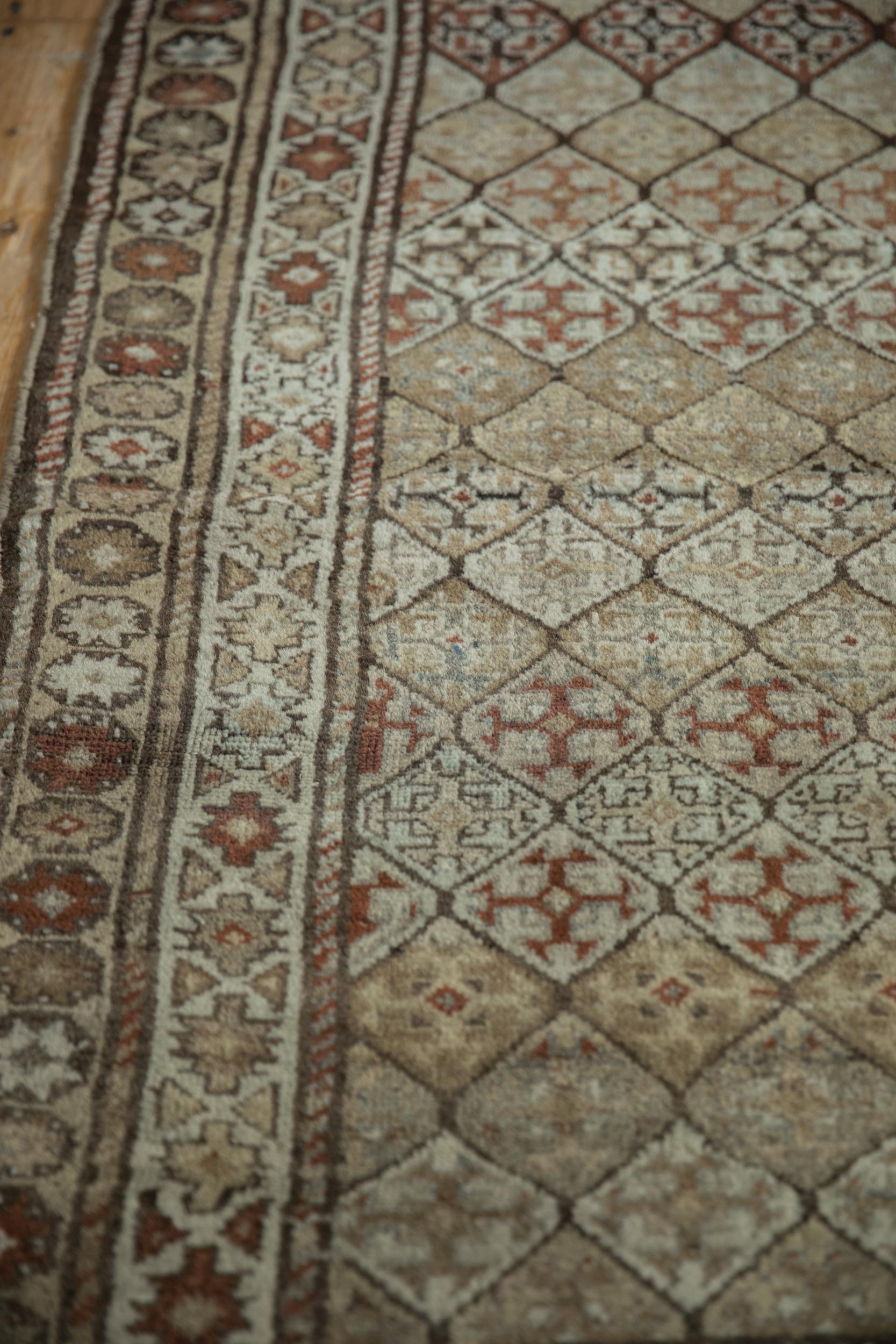 Vintage Distressed Kaukasischer Teppich Läufer im Zustand „Relativ gut“ im Angebot in Katonah, NY