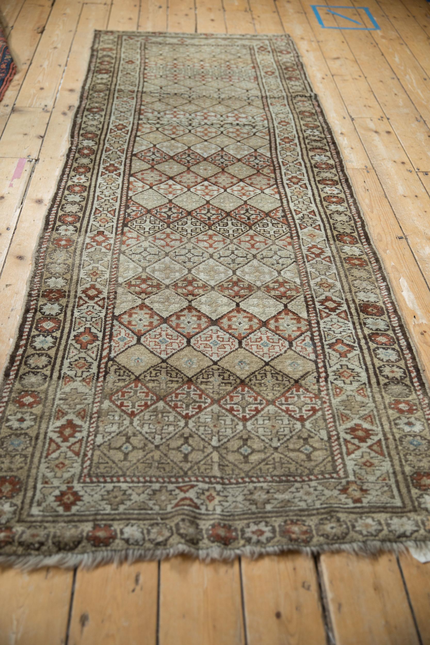 Vintage Distressed Kaukasischer Teppich Läufer (Mitte des 20. Jahrhunderts) im Angebot