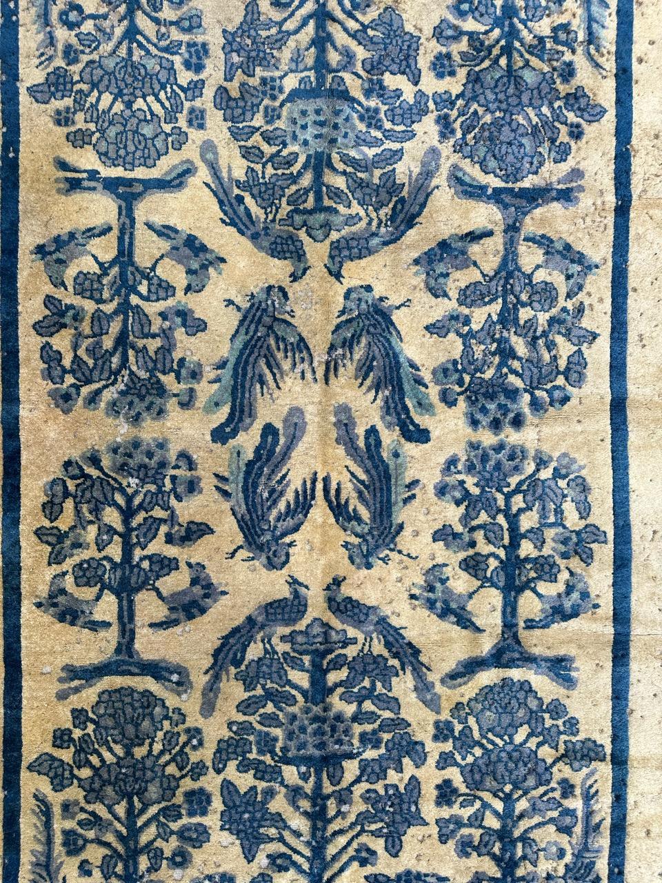 Mid century distressed Chinese rug with a beautiful design of birds and flowers in blue hues on the beige background, entirely hand knotted with wool on cotton foundation.
Many wears !

✨✨✨
