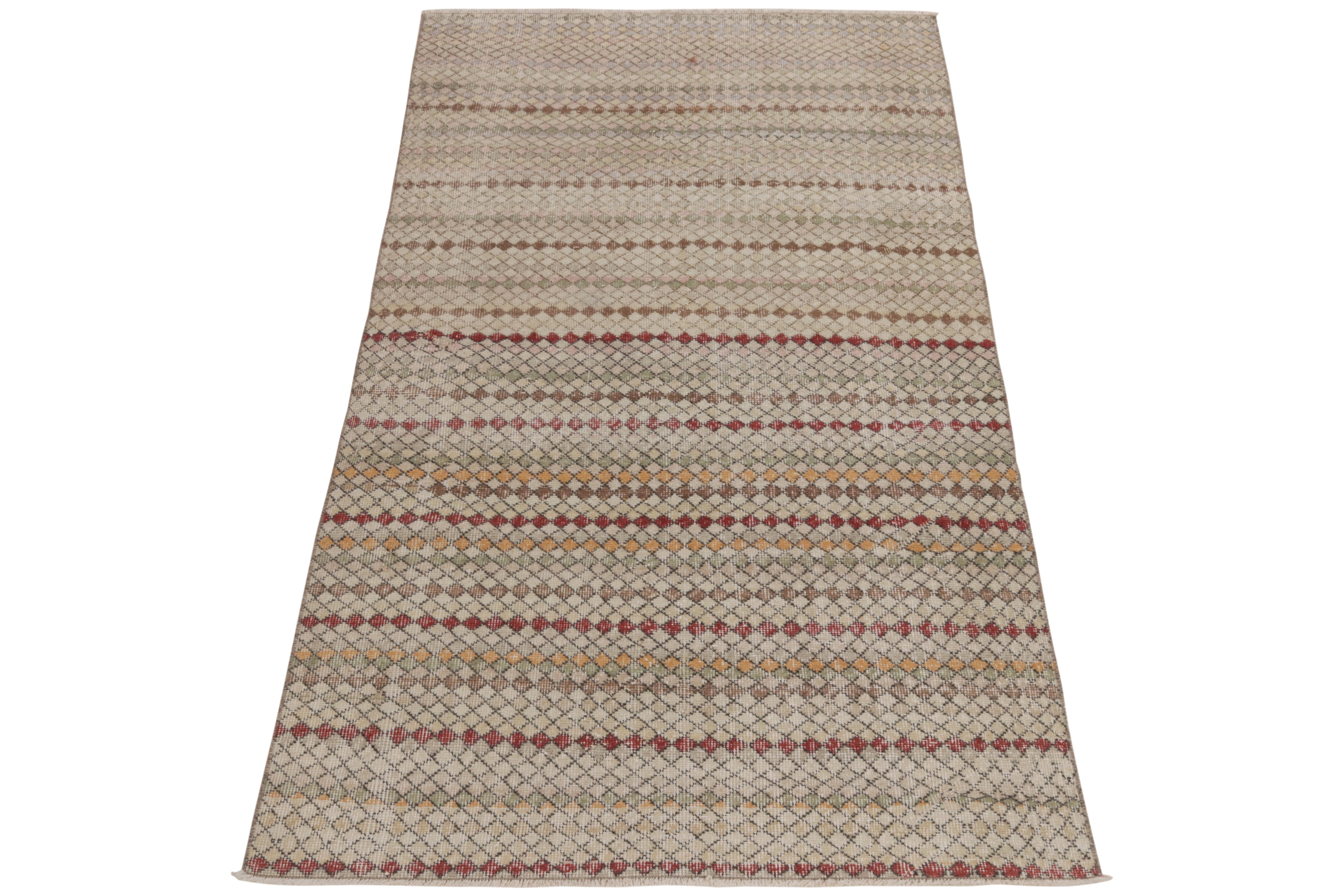 De la collection commémorative Pasha du milieu du siècle de Rug & Kilim, un tapis vintage des années 1960 parmi les rares œuvres d'un créateur audacieux de Turquie. 

Noué à la main en laine, ce tapis 4x7 présente un motif diamant scintillant qui