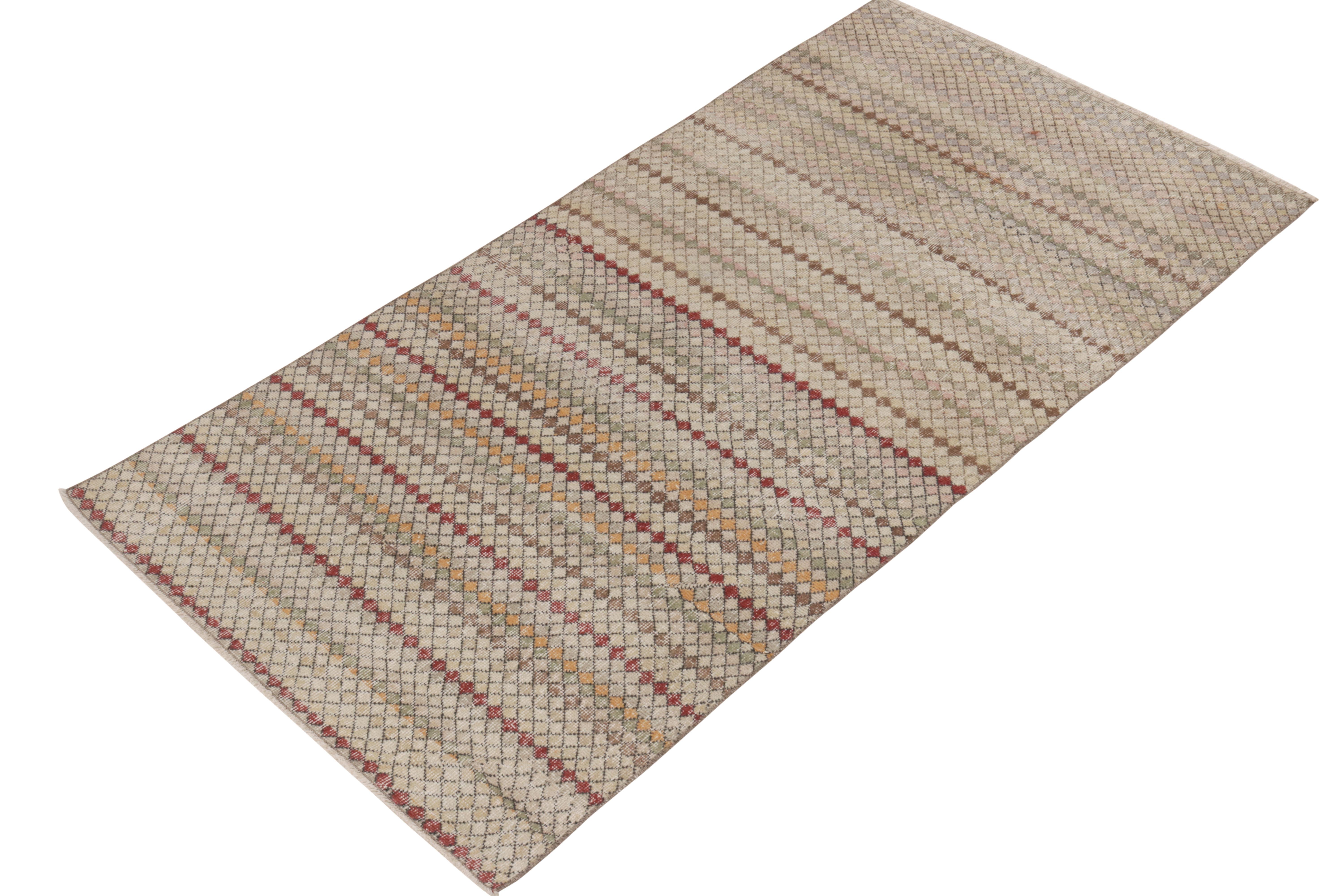 Mid-Century Modern Tapis déco vintage vieilli à motif géométrique beige-marron et rose de Rug & Kilim en vente