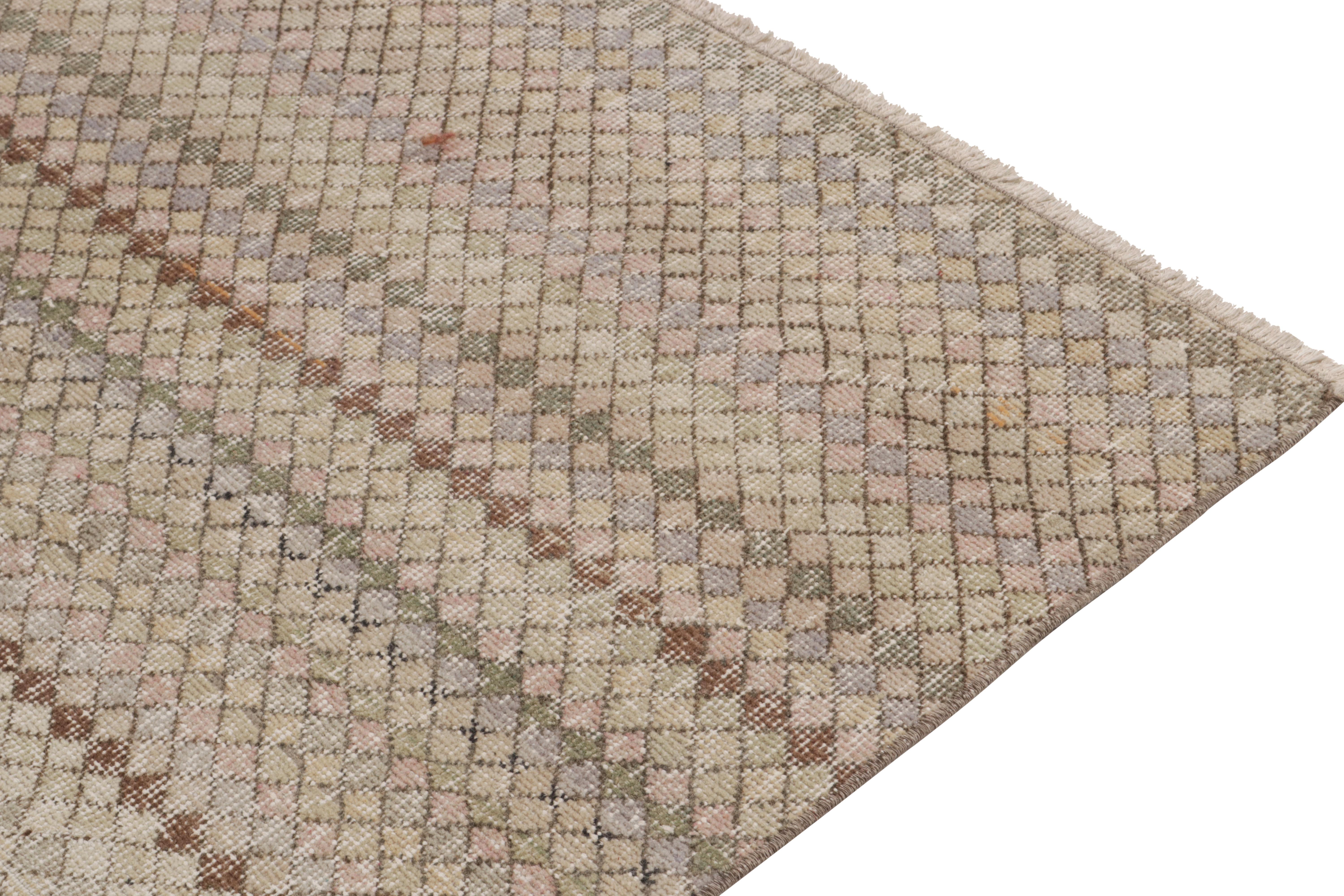 Indien Tapis déco vintage vieilli à motif géométrique beige-marron et rose de Rug & Kilim en vente