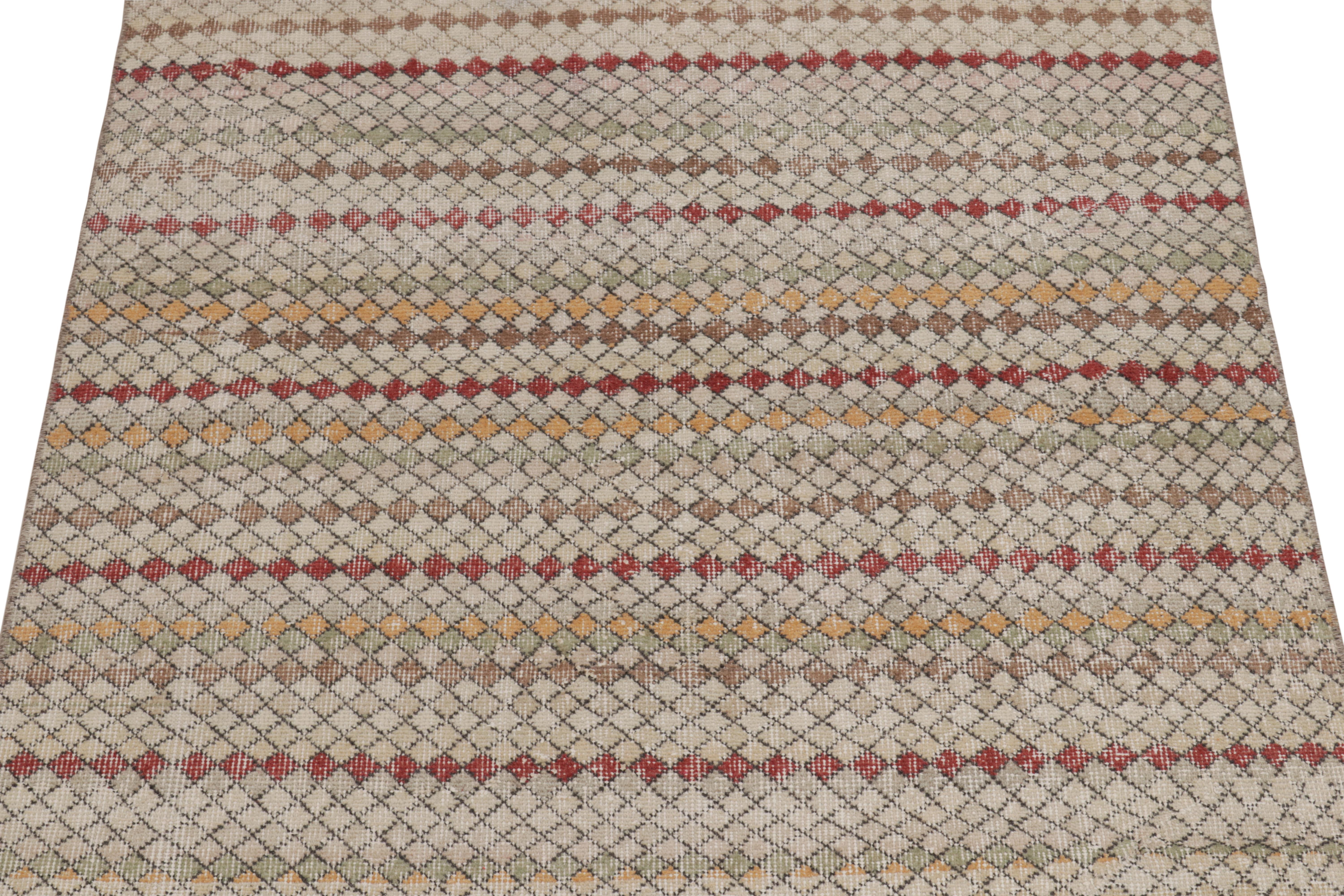 Noué à la main Tapis déco vintage vieilli à motif géométrique beige-marron et rose de Rug & Kilim en vente