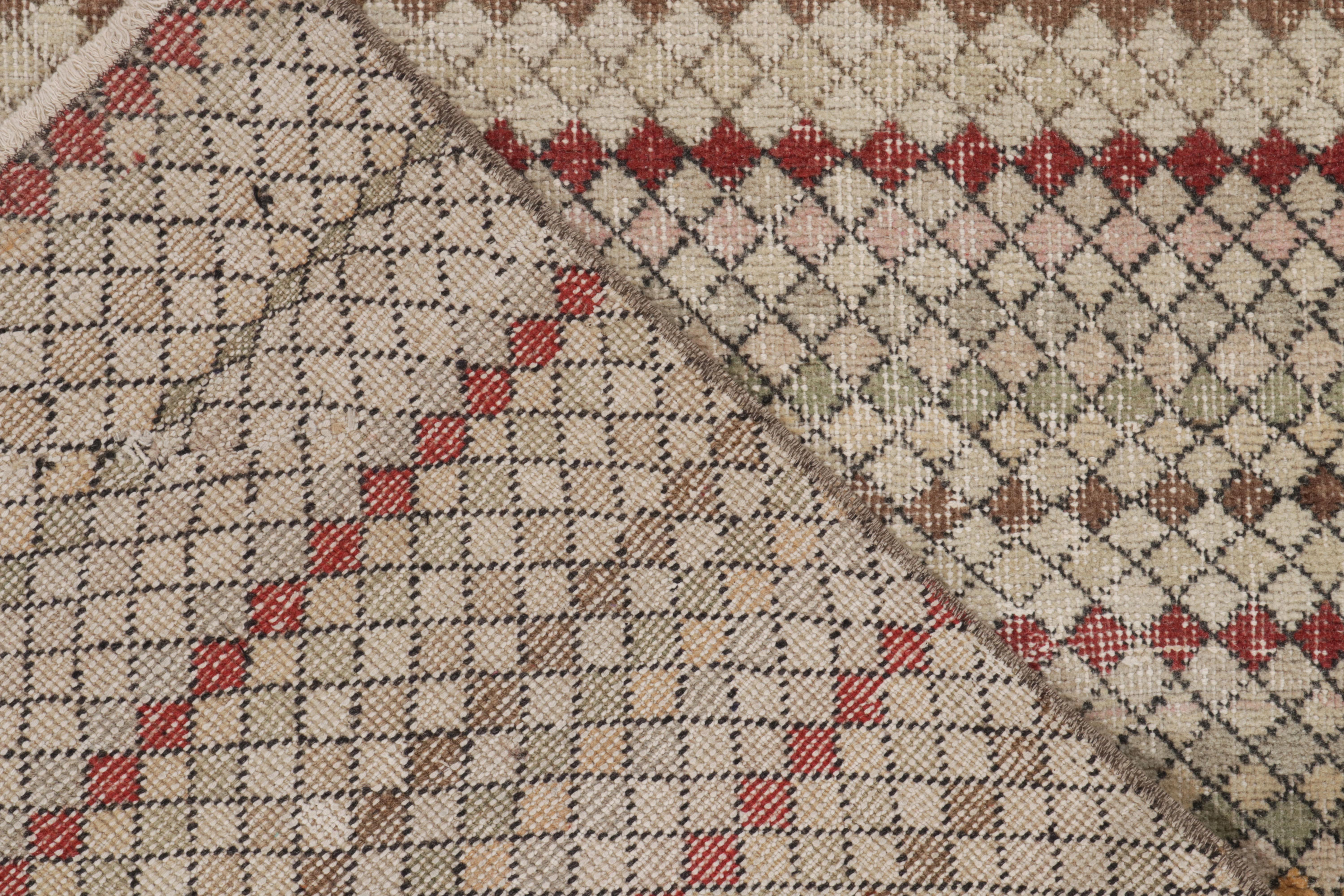 Tapis déco vintage vieilli à motif géométrique beige-marron et rose de Rug & Kilim Bon état - En vente à Long Island City, NY