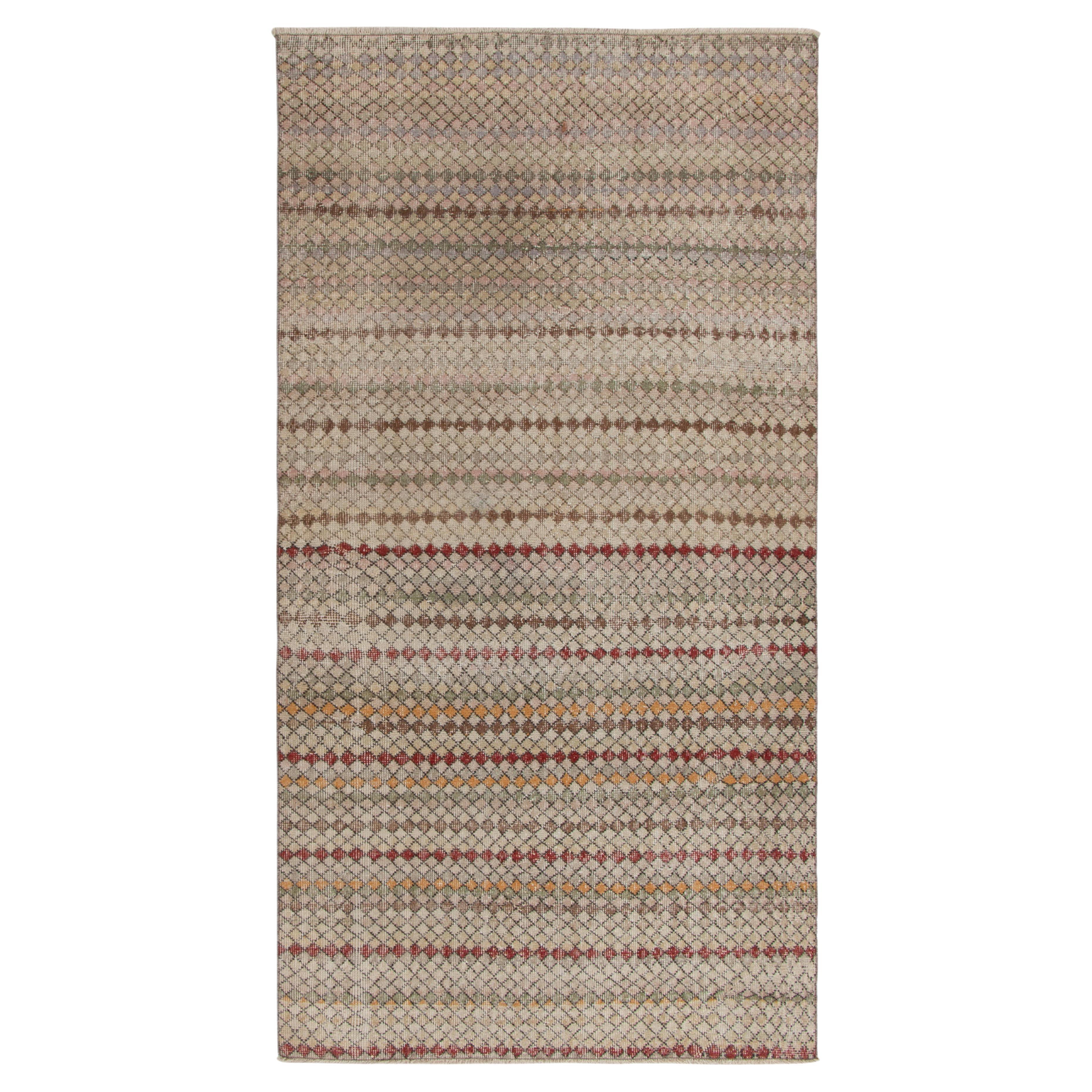 Teppich im Vintage-Stil im Used-Stil mit geometrischem Muster in Beige-Braun-Rosa von Rug & Kilim