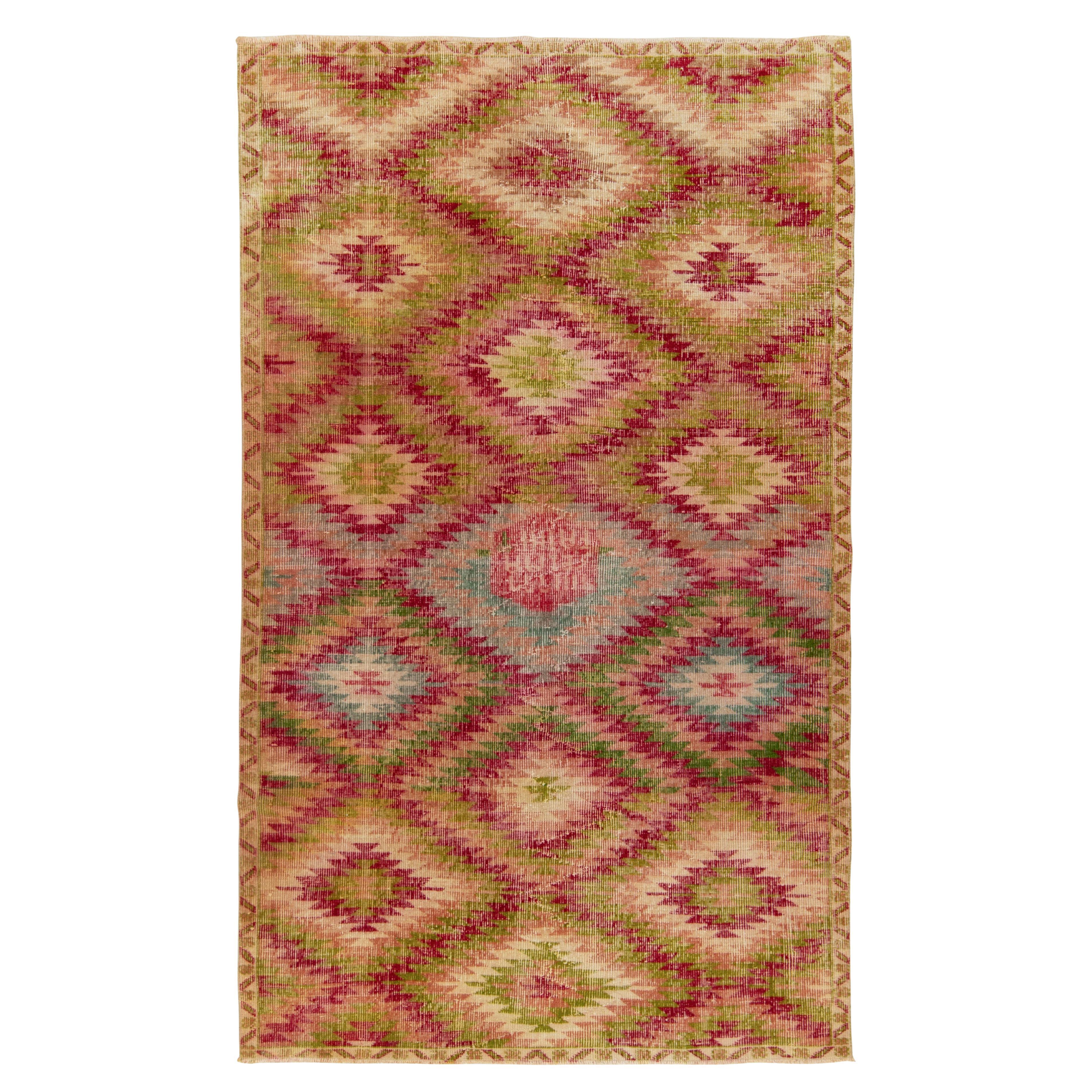Vintage Distressed Deco Teppich in Rot, Grün, Rosa mit geometrischem Muster von Teppich & Kelim