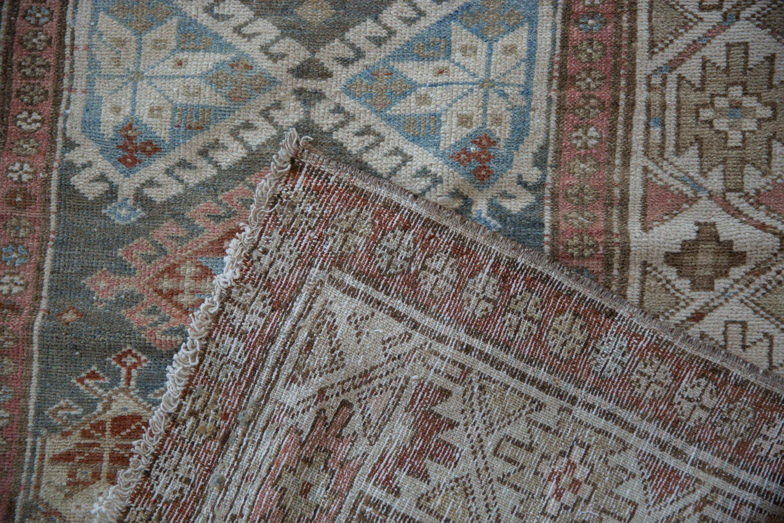 Vintage Distressed Hamadan Teppich Läufer im Angebot 3
