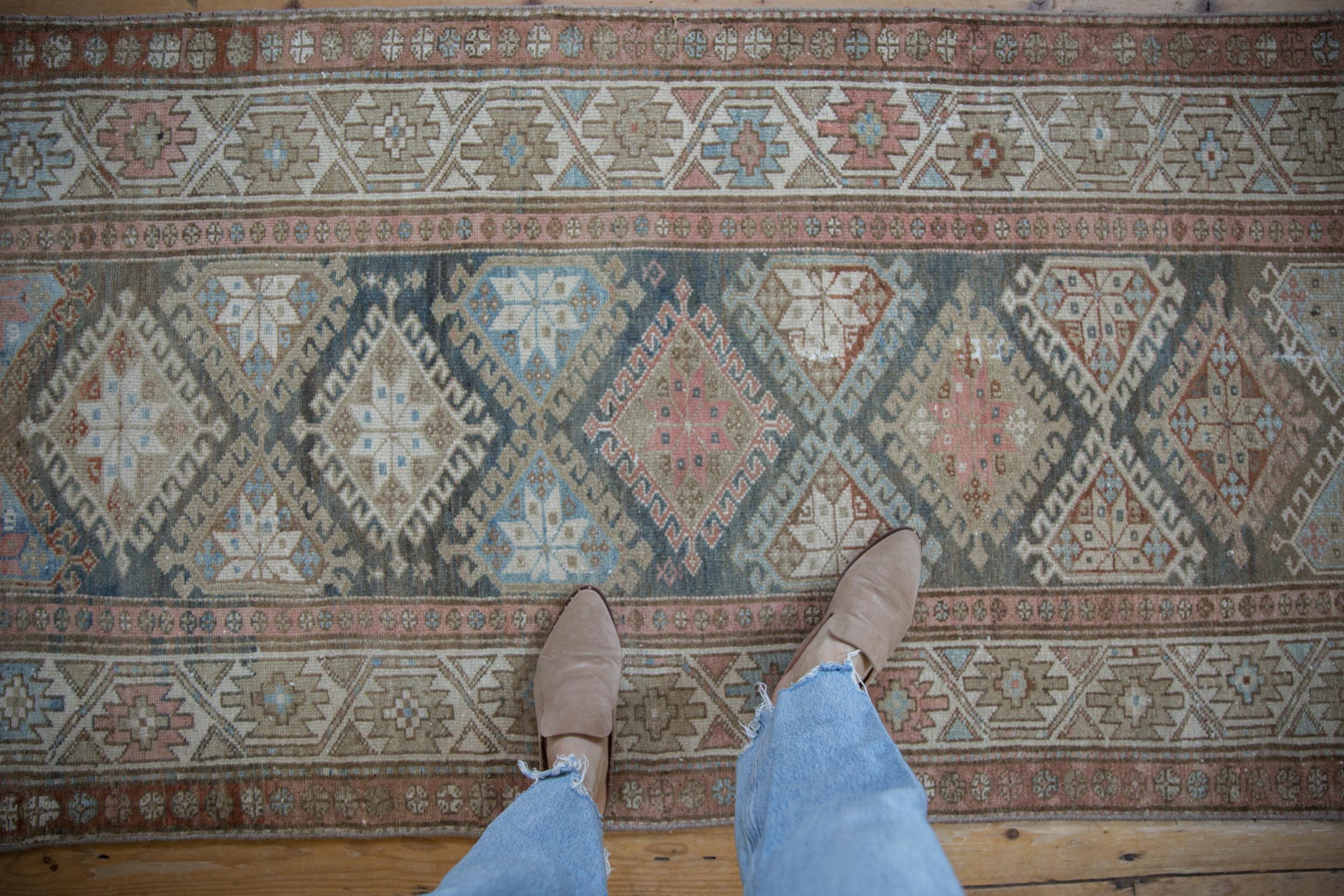 :: Bedecktes Feld in Haken- und Riegelrelief in Rautenform mit inneren Starburst-/Schneeflocken-Design-Elementen. Umgeben von einer mäandernden Ranken-Hauptbordüre und helleren, gezackten Blumenoberseiten in karierter Farbgebung. Zu den Farben und