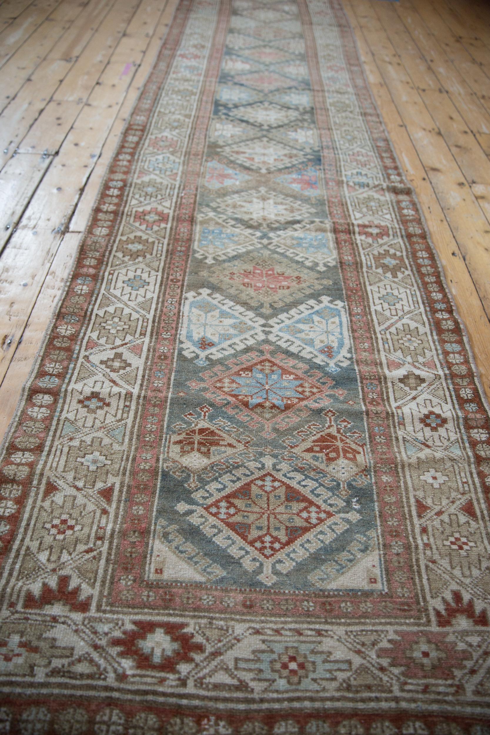 Vintage Distressed Hamadan Teppich Läufer im Zustand „Relativ gut“ im Angebot in Katonah, NY