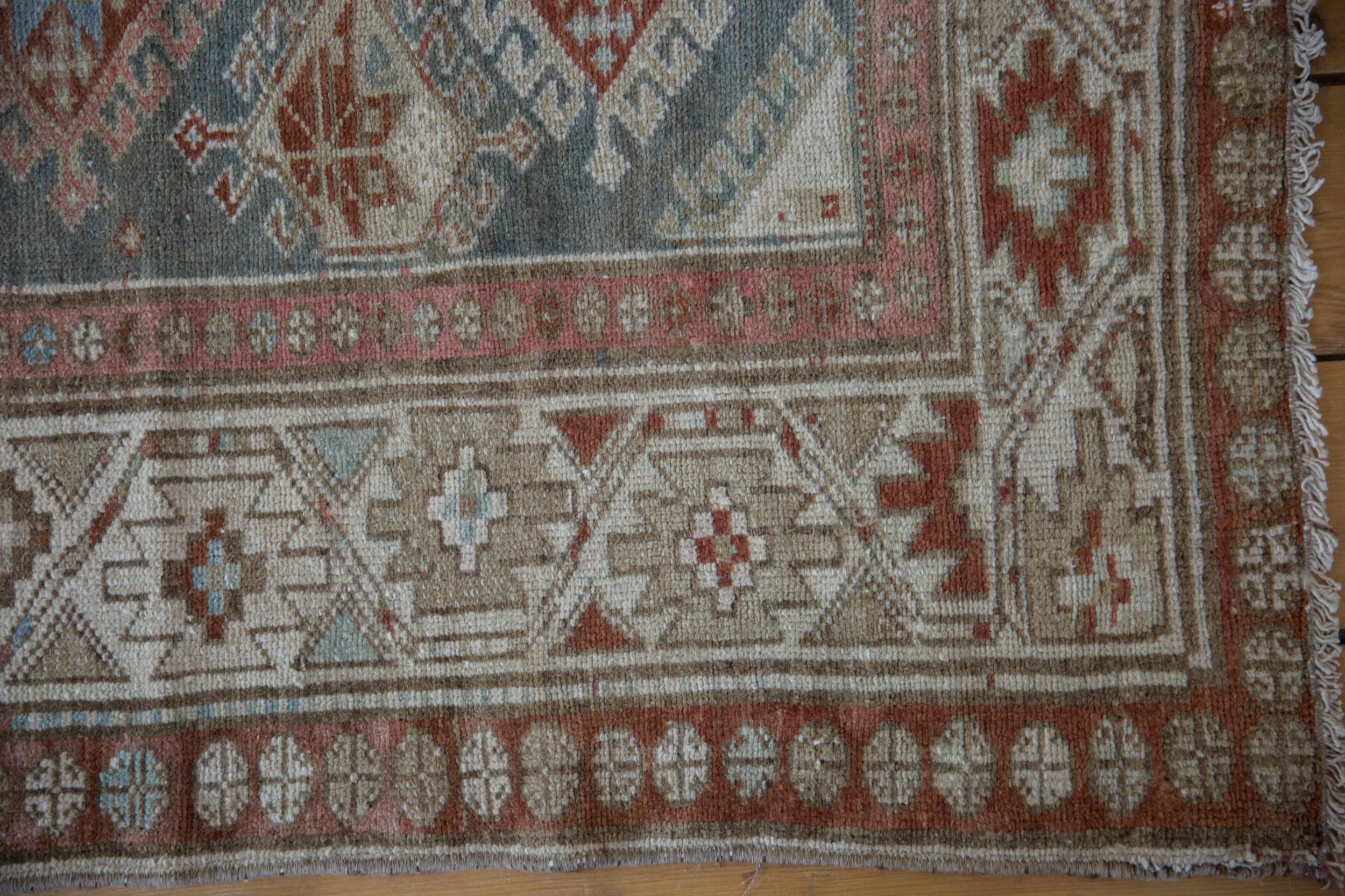 Vintage Distressed Hamadan Teppich Läufer im Angebot 1