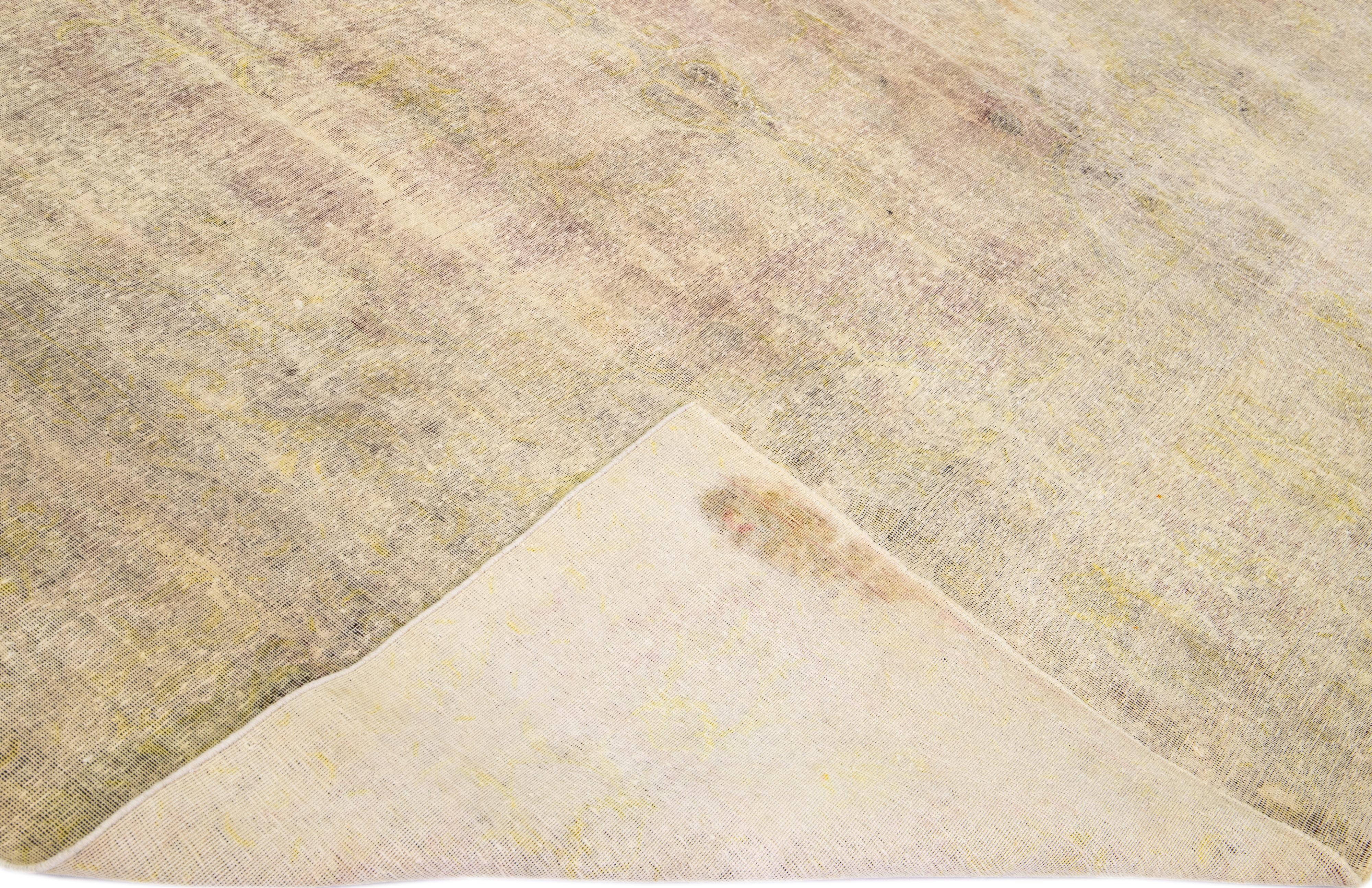 Schöner handgeknüpfter Vintage-Teppich aus persischer Wolle mit beigem Feld. Dieser strapazierte Teppich hat rosa und gelbe Akzente und zeigt ein traditionelles Blumenmuster. 

Dieser Teppich misst 10'6