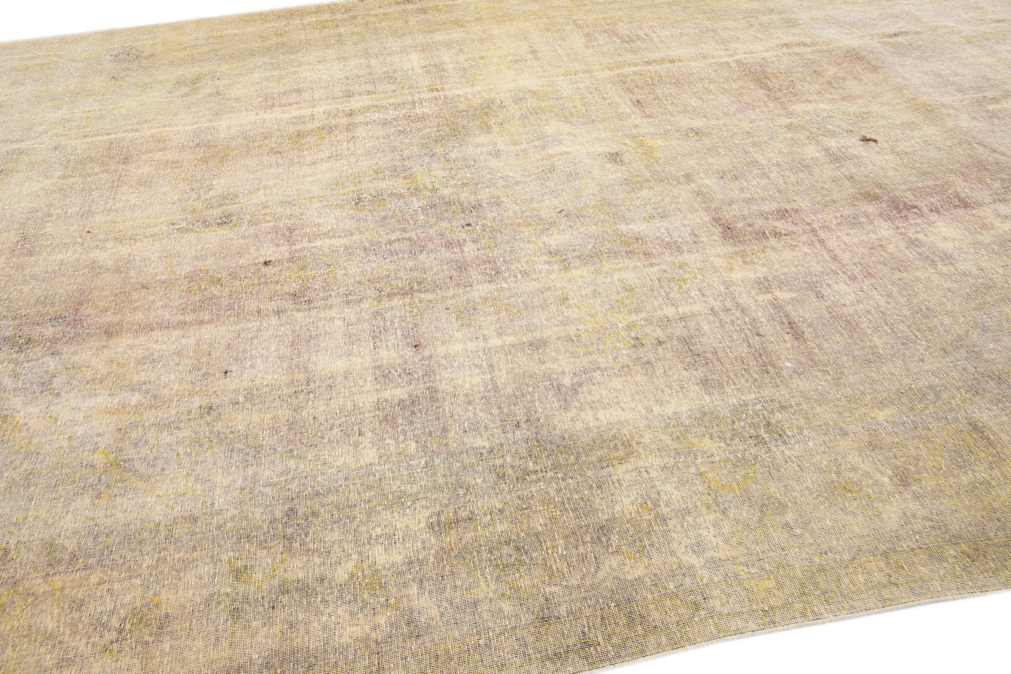 Handgefertigter beiger Persischer Wollteppich im Used-Look im Vintage-Stil im Zustand „Starke Gebrauchsspuren“ im Angebot in Norwalk, CT