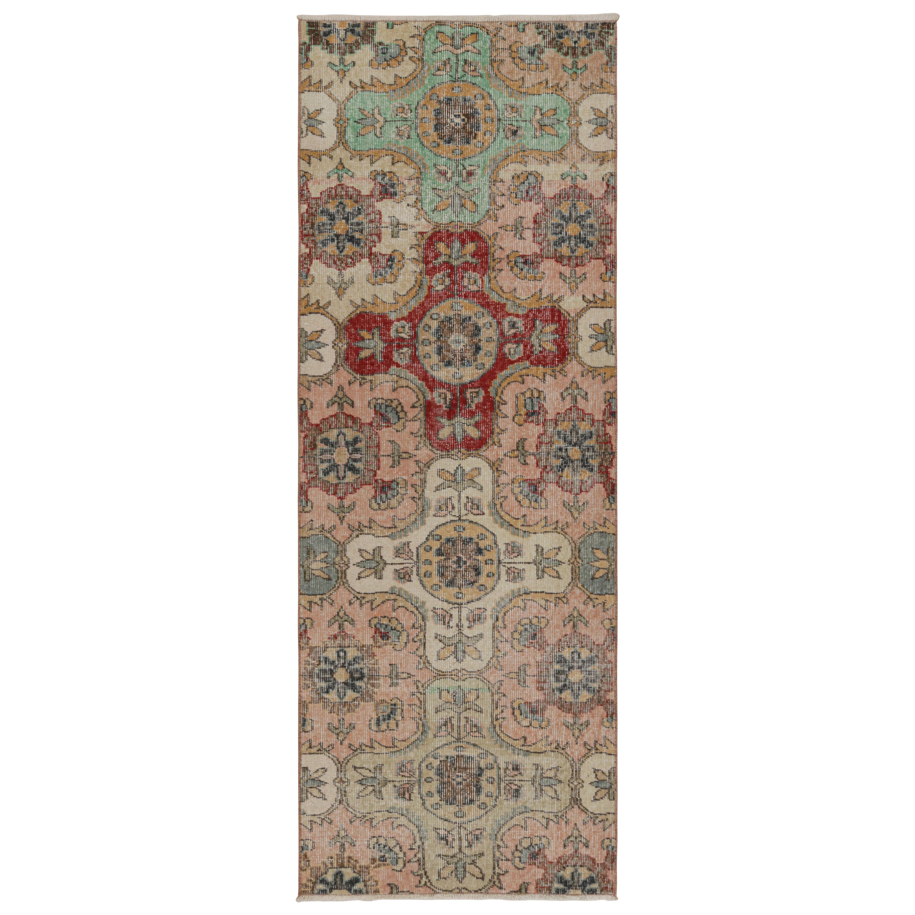 Vintage Isparta Läufer mit floralen Medaillons, von Rug & Kilim