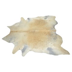 Tapis vintage en peau de vache ivoire vieillie