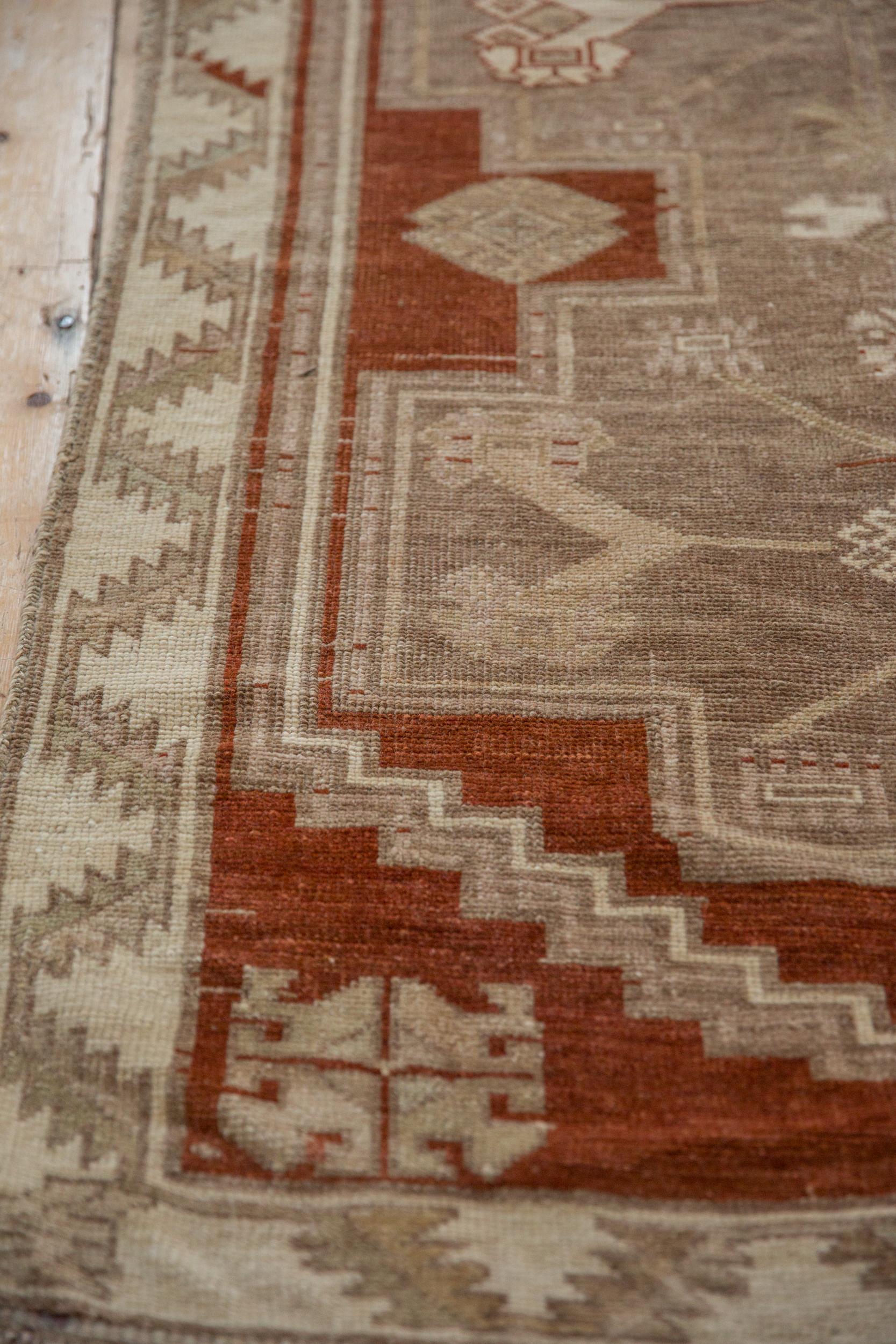 Vintage Distressed Kars Teppich Läufer im Zustand „Relativ gut“ im Angebot in Katonah, NY