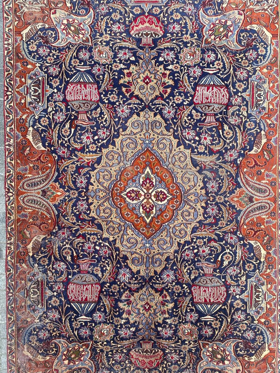 Hübscher Vintage-Kaschmirteppich mit schönem Blumenmuster, darunter Vasen und Vögel und einige Tassen, und schönen Farben mit Marineblau, Orange, Blau, Grün und Gold, komplett handgeknüpft mit Wolle auf Baumwollbasis. Viele Abnutzungen durch das