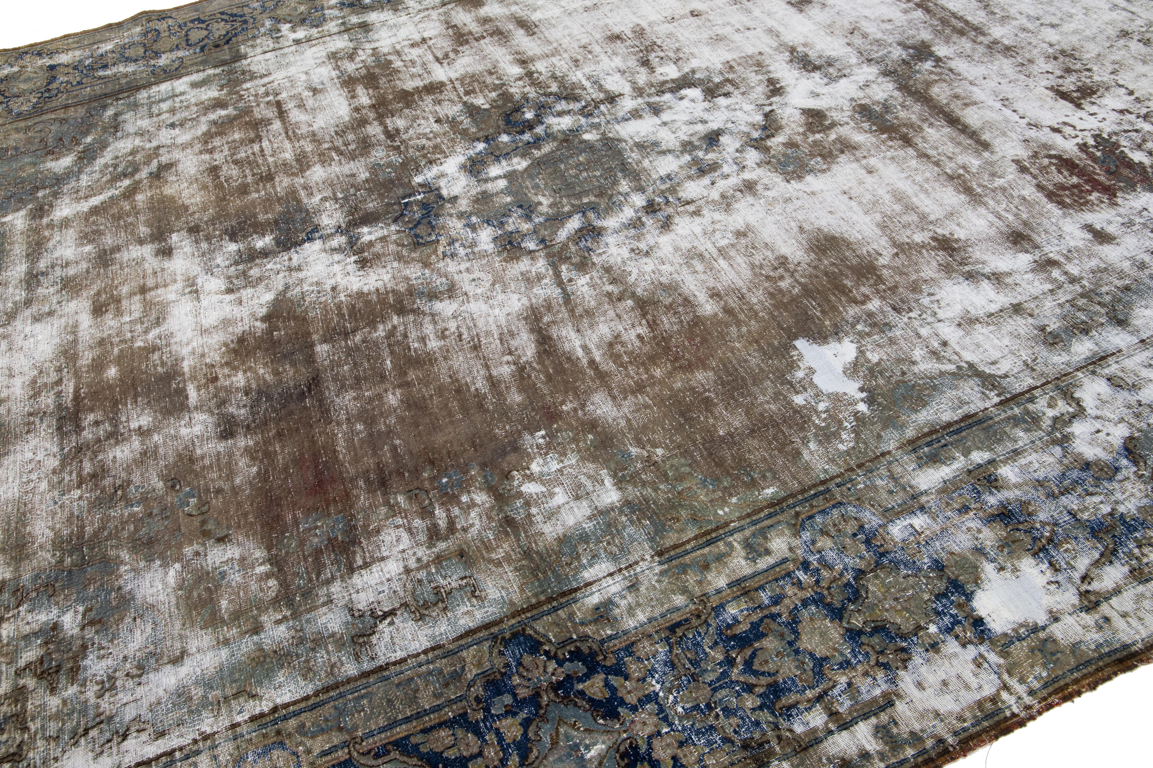 Vintage Distressed Kerman Persischer Wollteppich Handgefertigt in Brown im Angebot 3