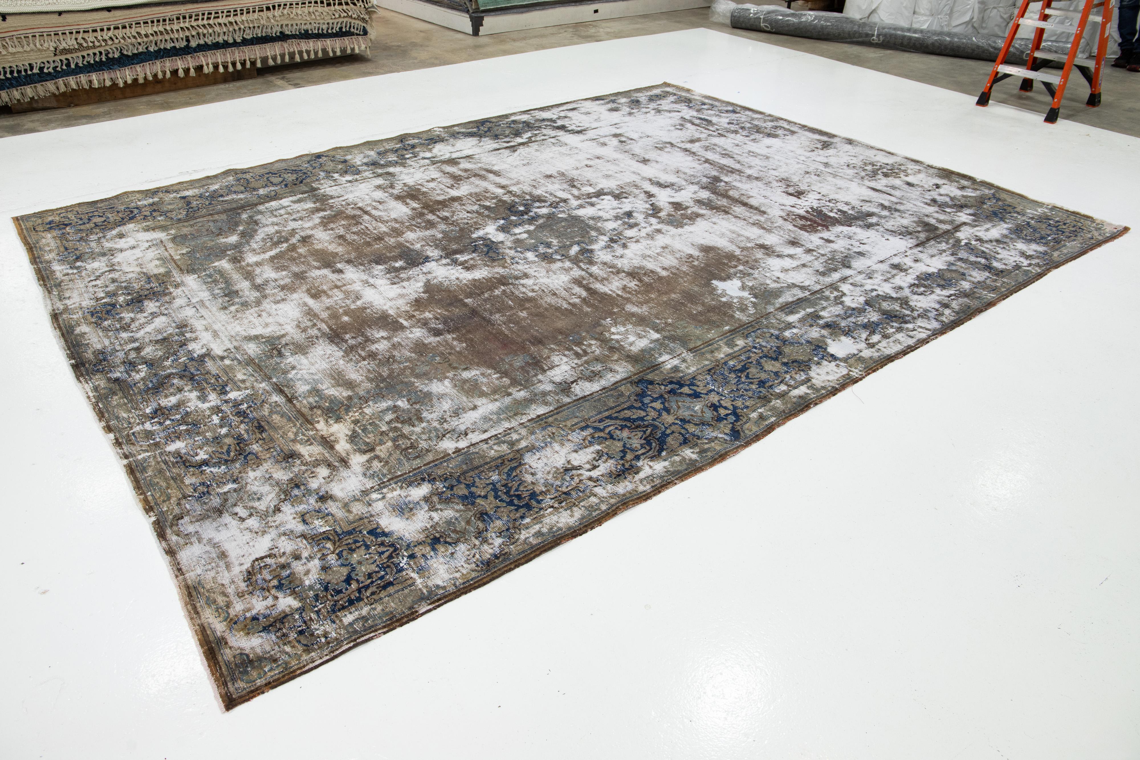 Vintage Distressed Kerman Persischer Wollteppich Handgefertigt in Brown (Kirman) im Angebot