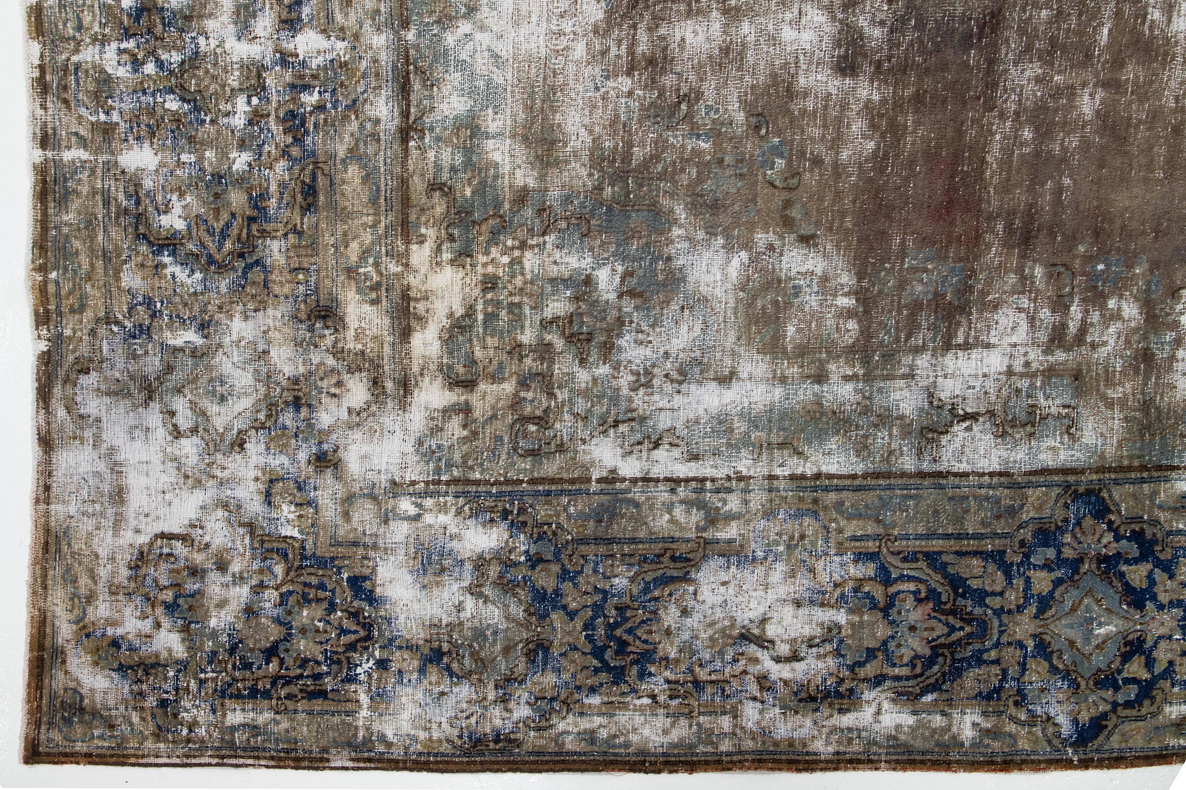 Vintage Distressed Kerman Persischer Wollteppich Handgefertigt in Brown (Handgeknüpft) im Angebot