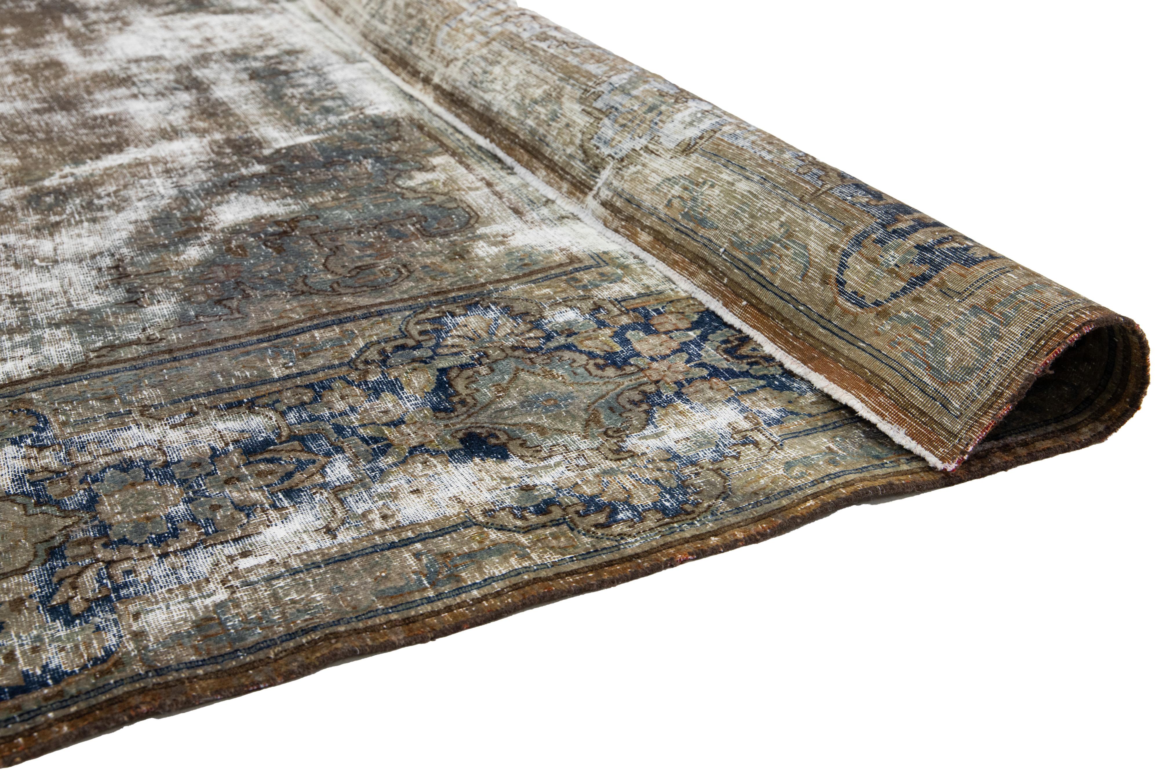 Vintage Distressed Kerman Persischer Wollteppich Handgefertigt in Brown im Zustand „Starke Gebrauchsspuren“ im Angebot in Norwalk, CT
