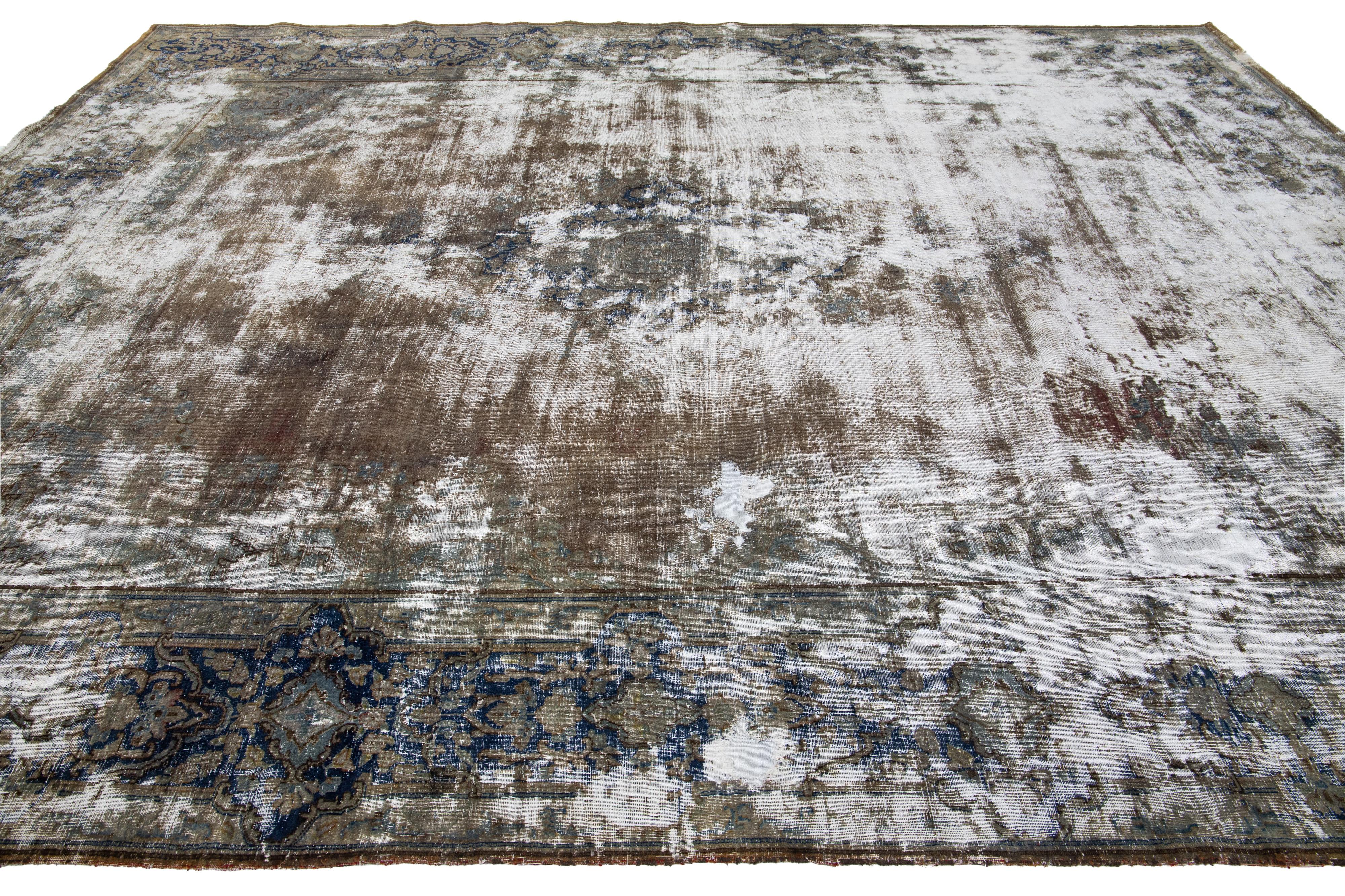 Vintage Distressed Kerman Persischer Wollteppich Handgefertigt in Brown im Angebot 2