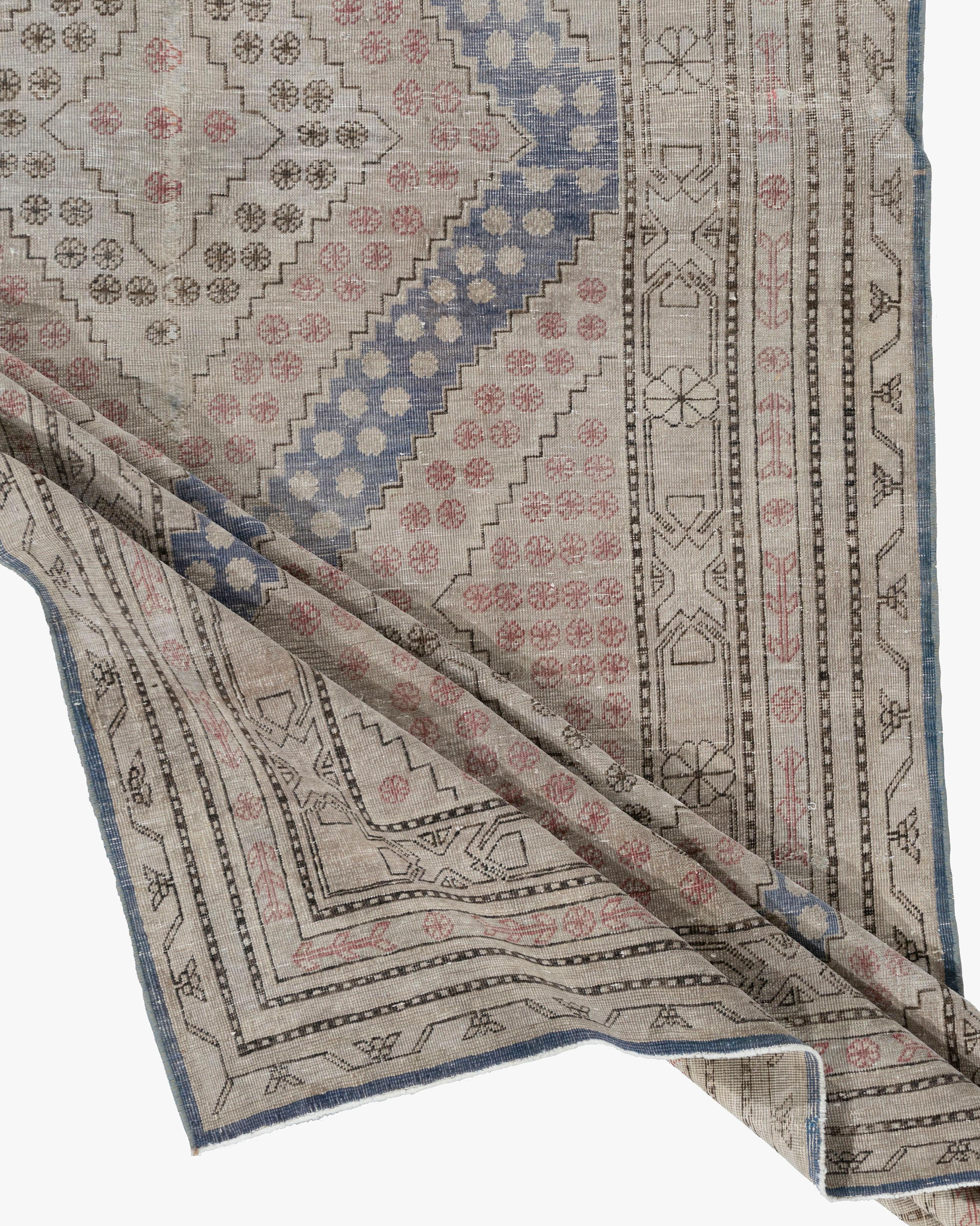Vintage Distressed Khotan-Teppich im Used-Stil, 2,25 m x 2,25 m, im Used-Stil, Shabby-Chic. Der Teppich ist solide, hat aber einen niedrigen Flor und einen abgenutzten Look, der seine Schönheit und seinen Charme unterstreicht. Der Teppich hat eine