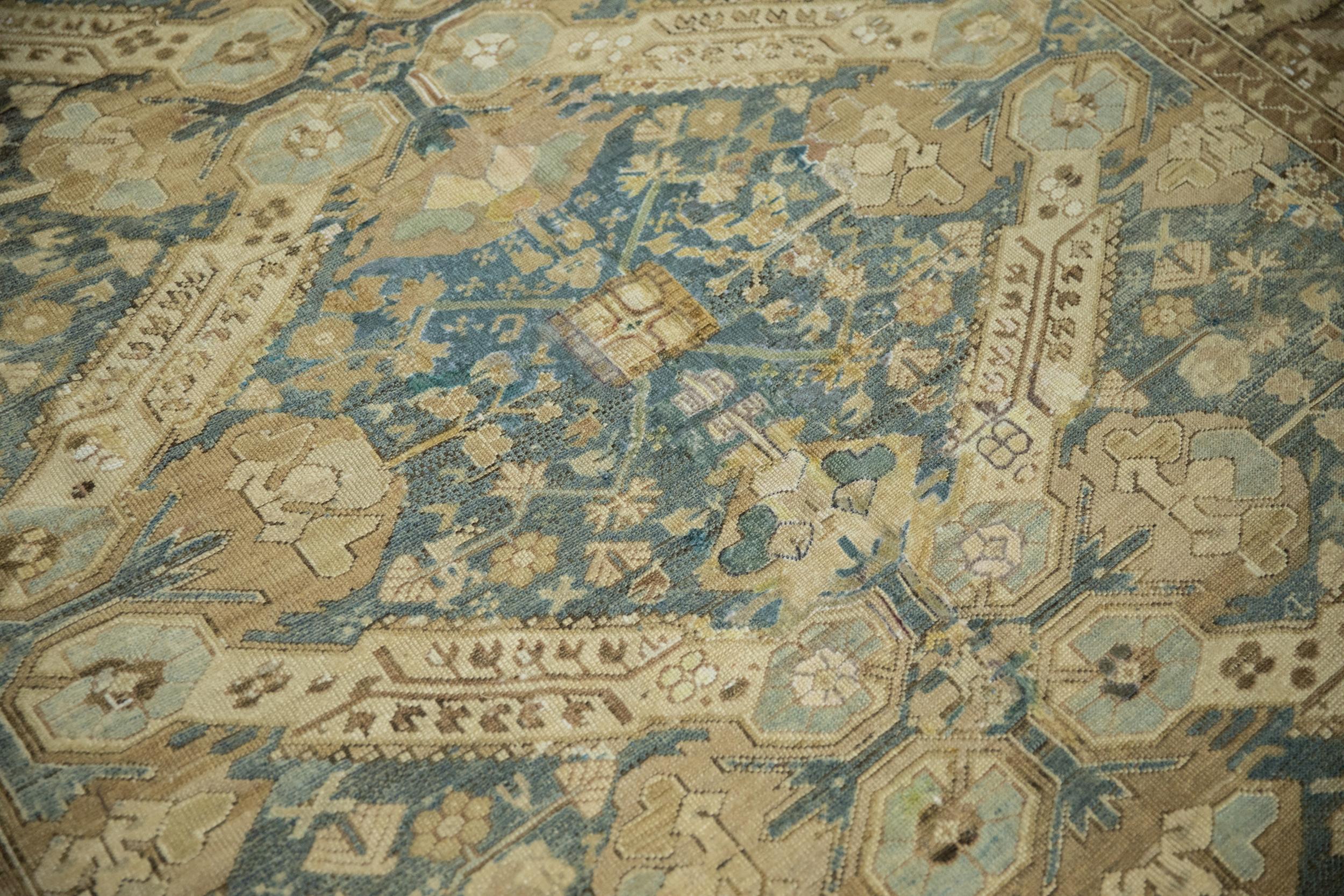 Iracheno Tappeto curdo d'epoca con segni di deterioramento in vendita