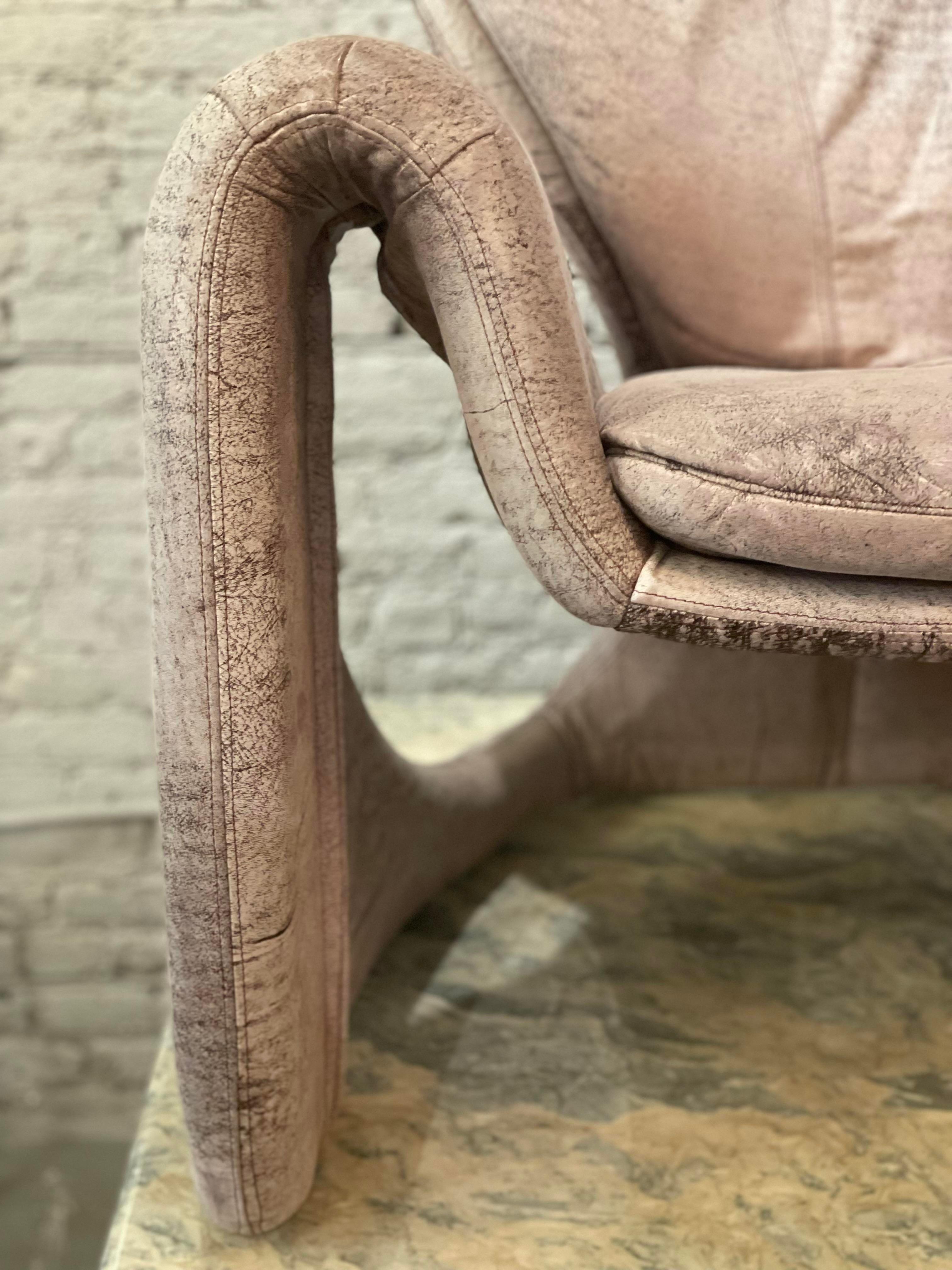 Postmoderne skulpturale Vintage-Stühle aus Leder im Used-Look, Paar im Angebot 1