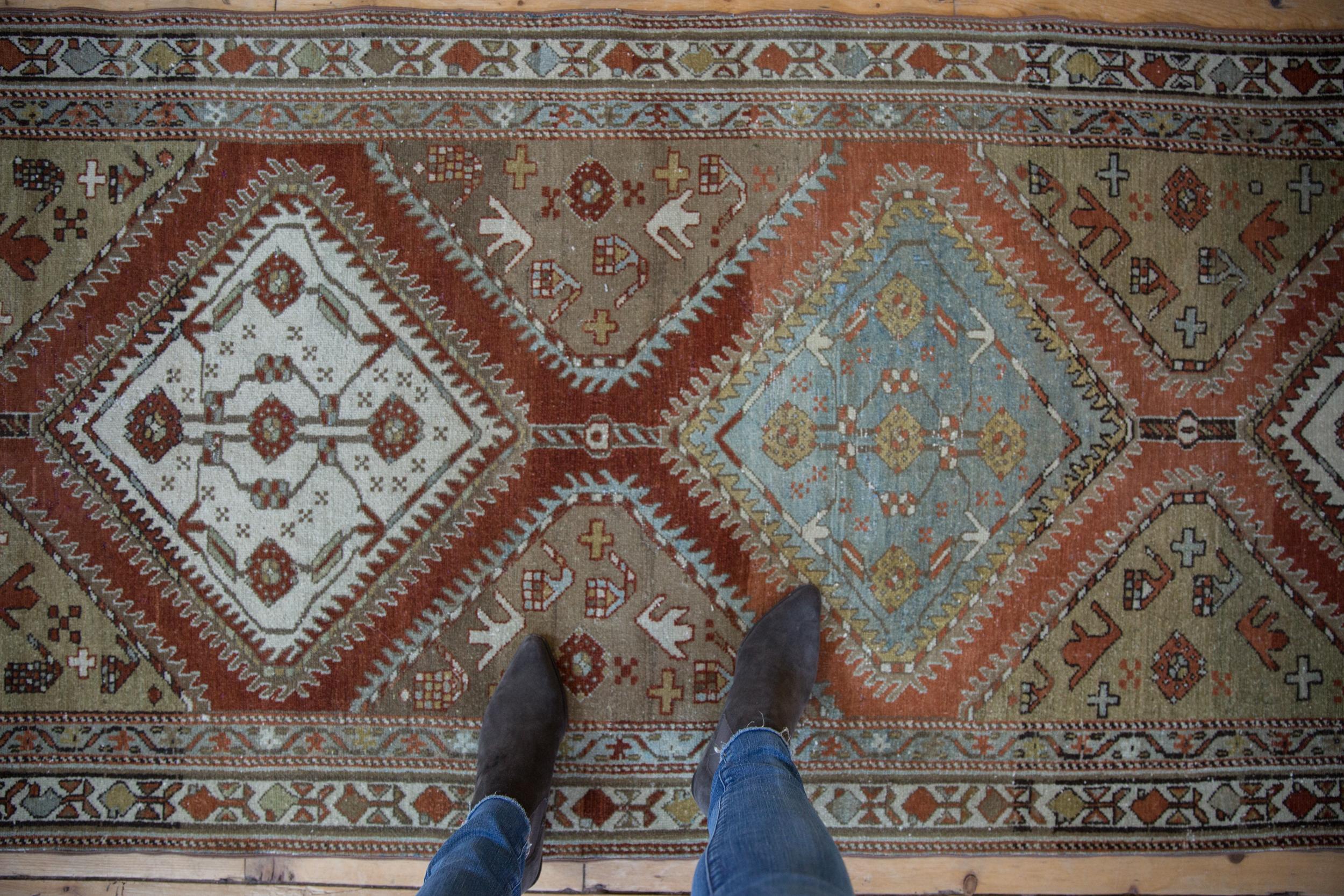 :: Einspaltiges, rautenförmiges Mittelmedaillon, alle miteinander verbunden, mit scharfen Details in Form von kleinen Rippen auf einem geschliffenen Grund. Zu den Farben und Schattierungen gehören: Rost, Kastanie, dunkle Terrakotta, Kupfer, Beige,