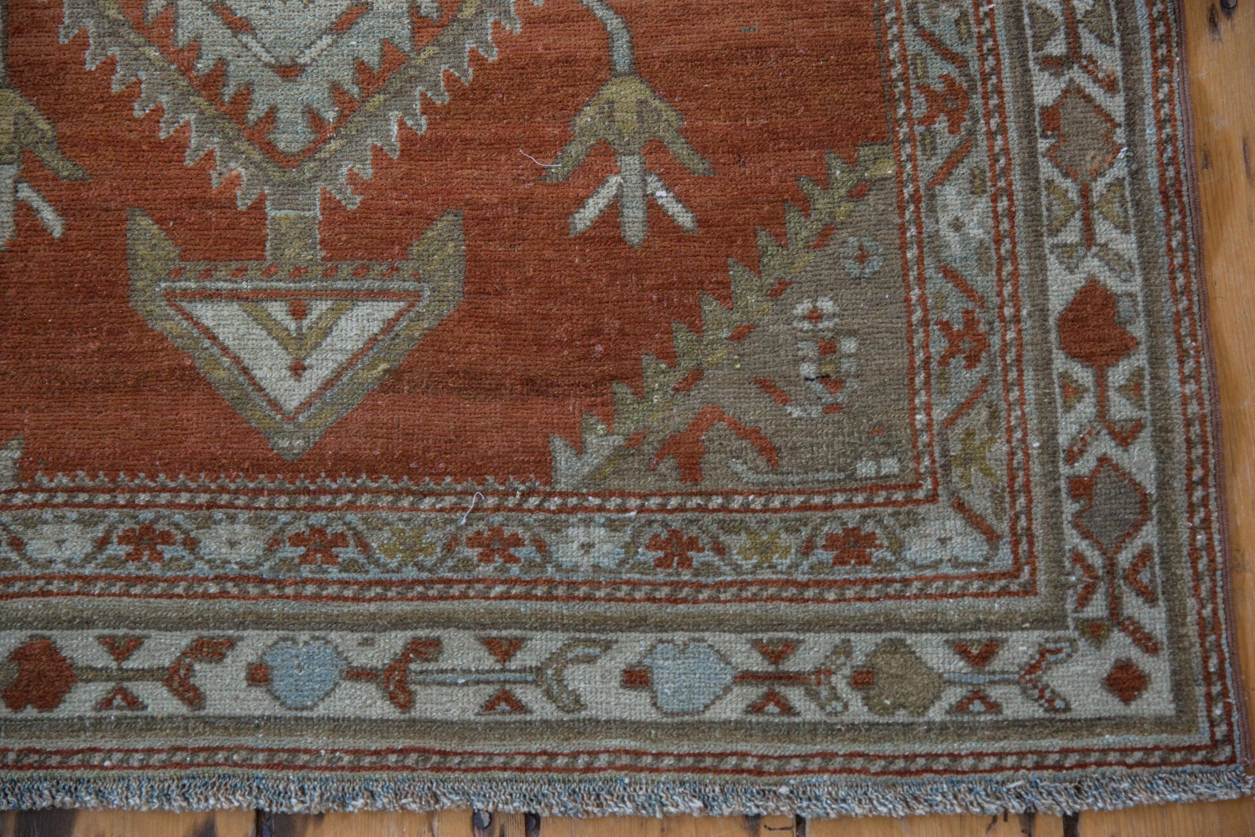 Vintage Distressed Malayer Teppich Läufer (Persisch) im Angebot