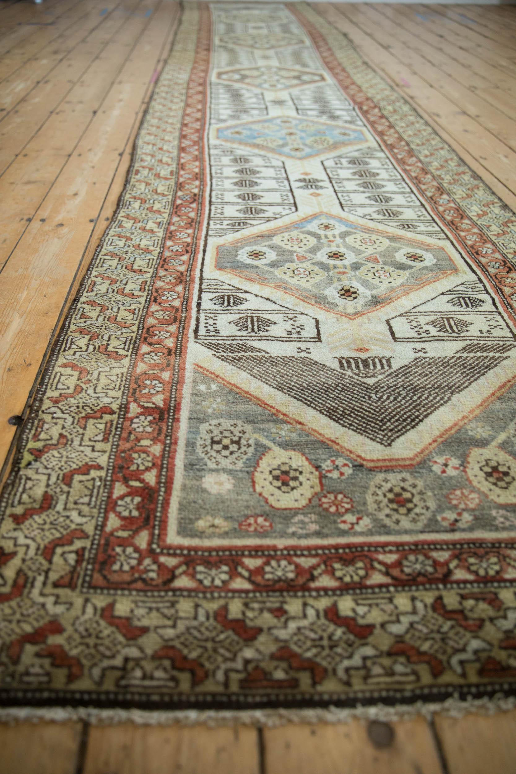 Vintage Distressed Malayer Teppich Läufer im Zustand „Relativ gut“ im Angebot in Katonah, NY