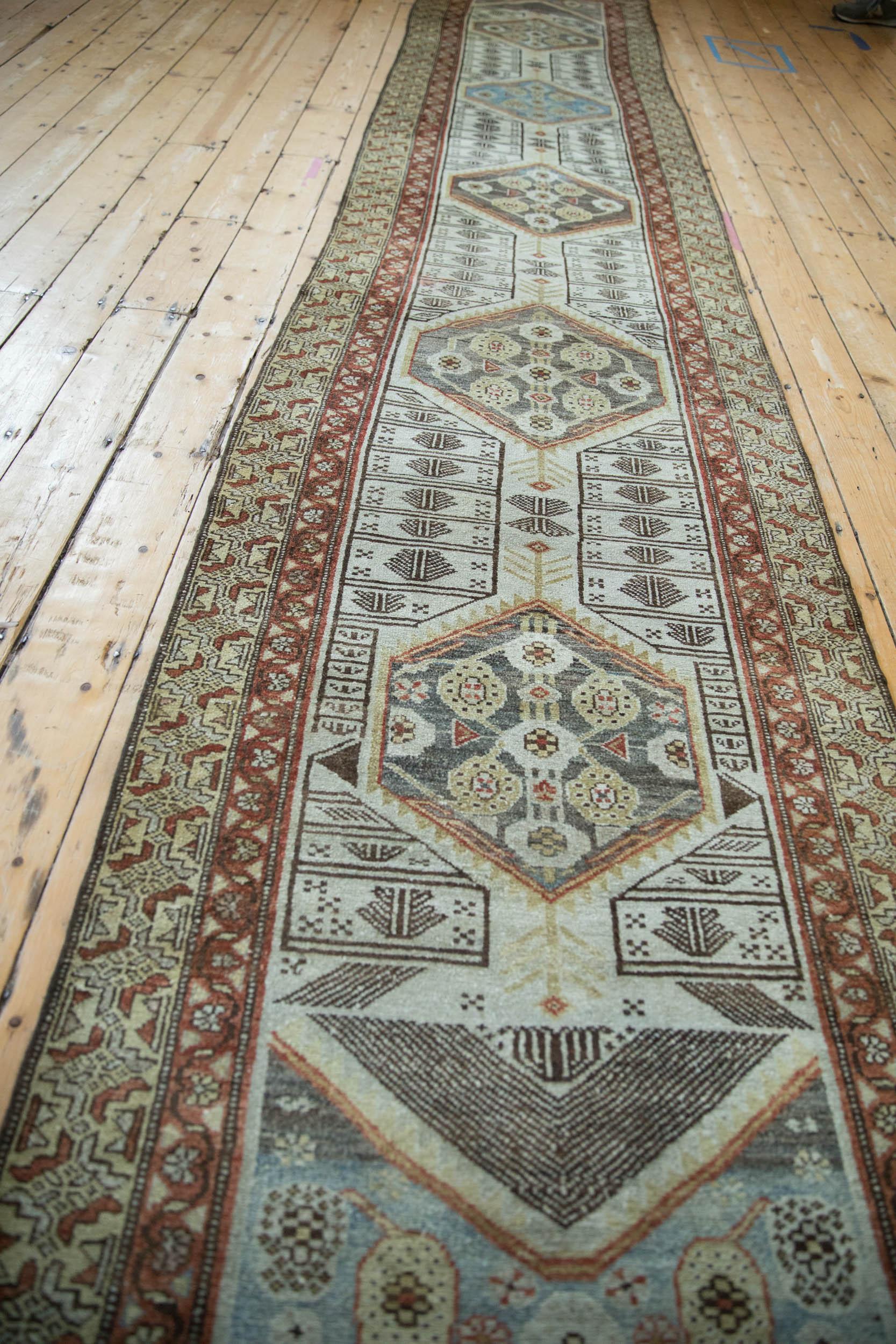 Vintage Distressed Malayer Teppich Läufer im Angebot 1