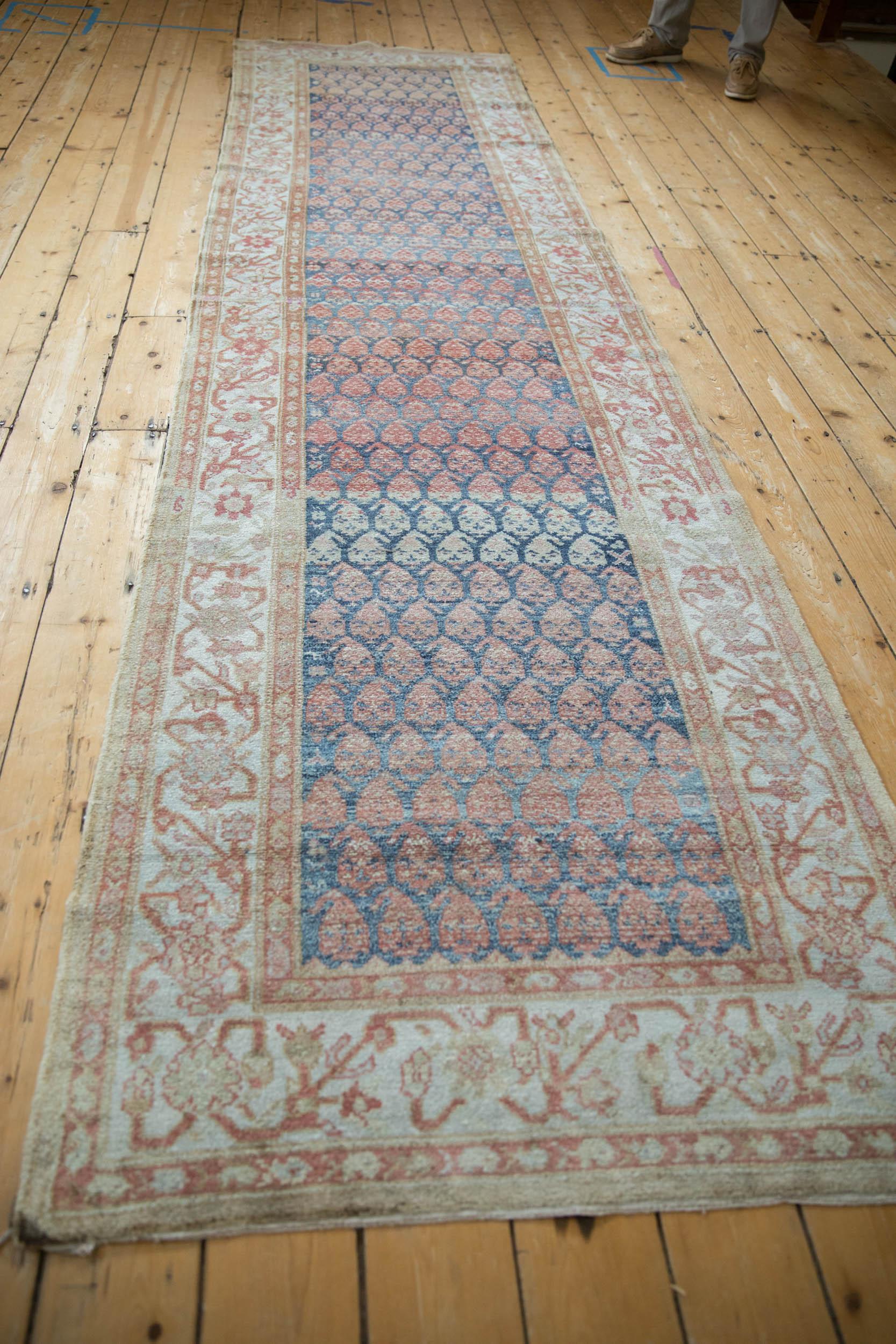 Vintage Distressed Malayer Teppich Läufer im Angebot 1