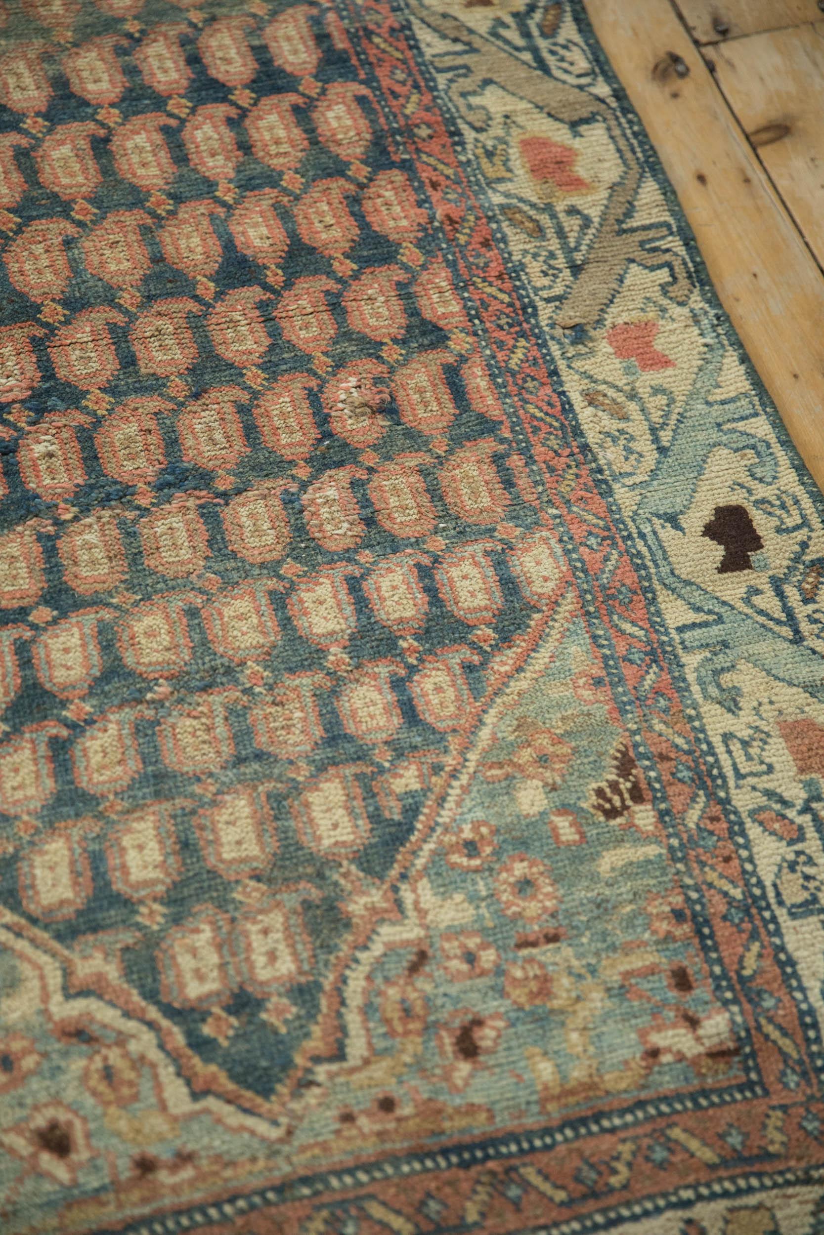 Vintage Distressed Malayer Teppich Läufer im Angebot 1